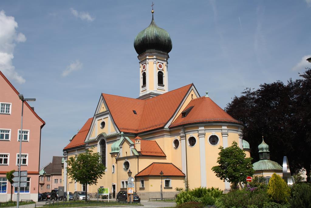 Stadtpfarrkirche St. Nikolaus Stadtpfarrkirche St. Nikolaus
