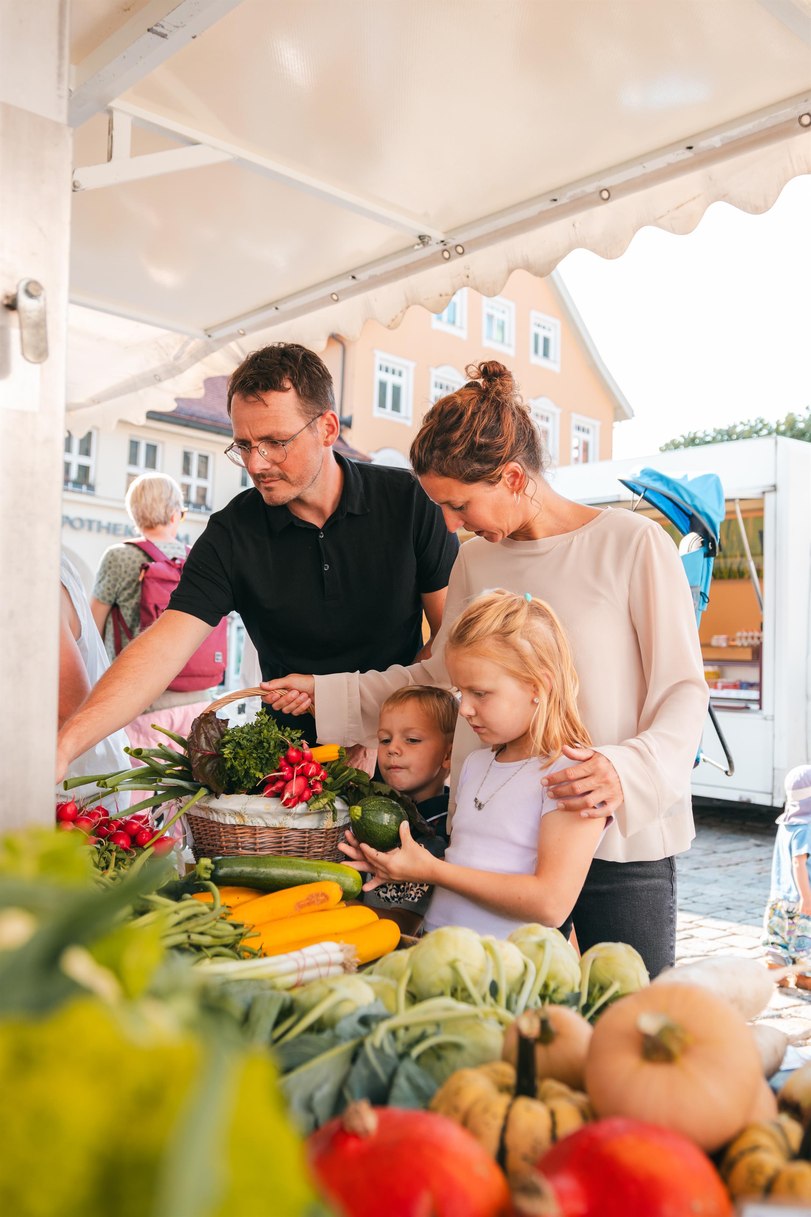 Einkauf auf dem Wochenmarkt Einkauf auf dem Wochenmarkt