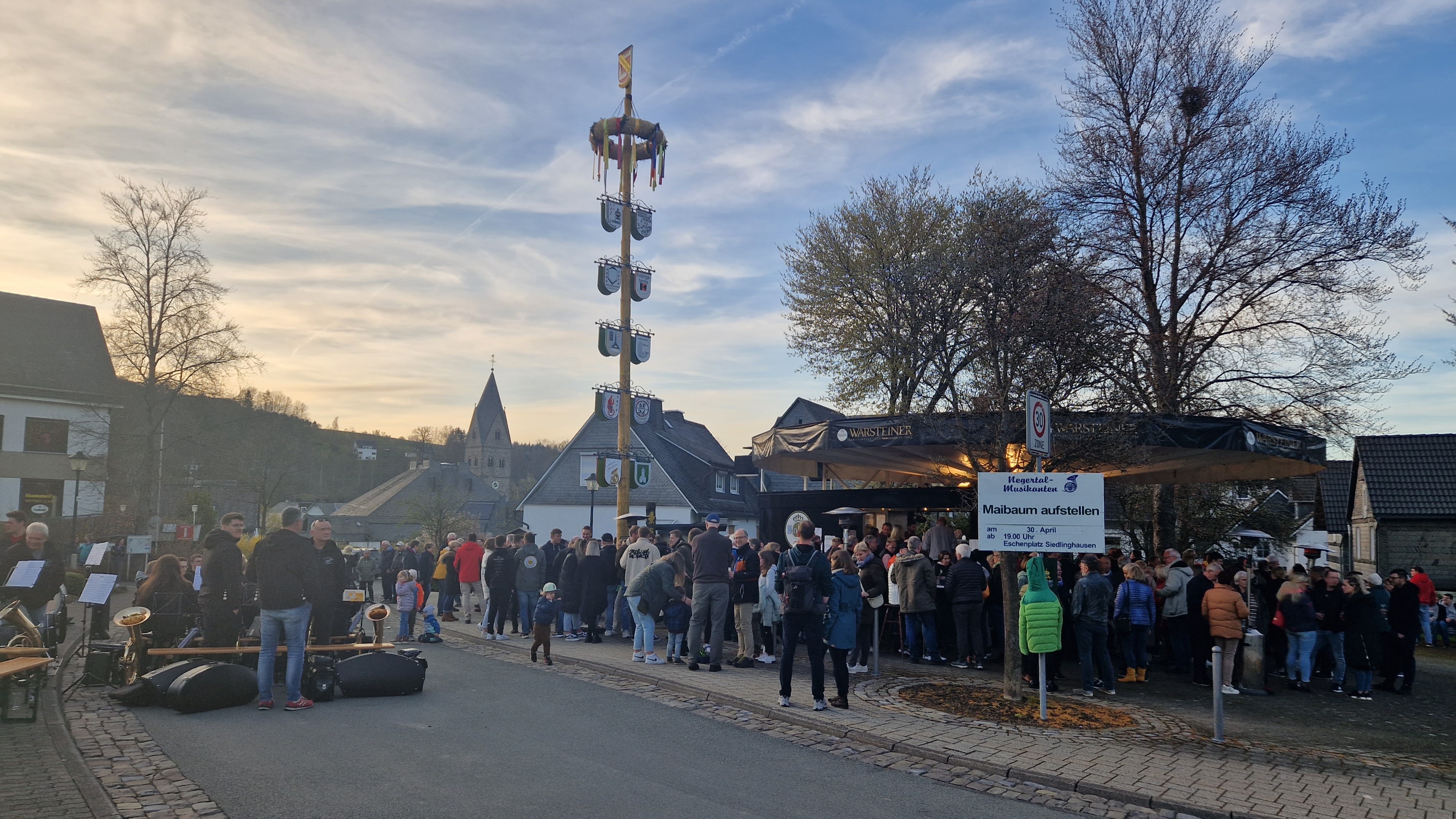 Maibaumfest.jpg Maibaumfest.jpg