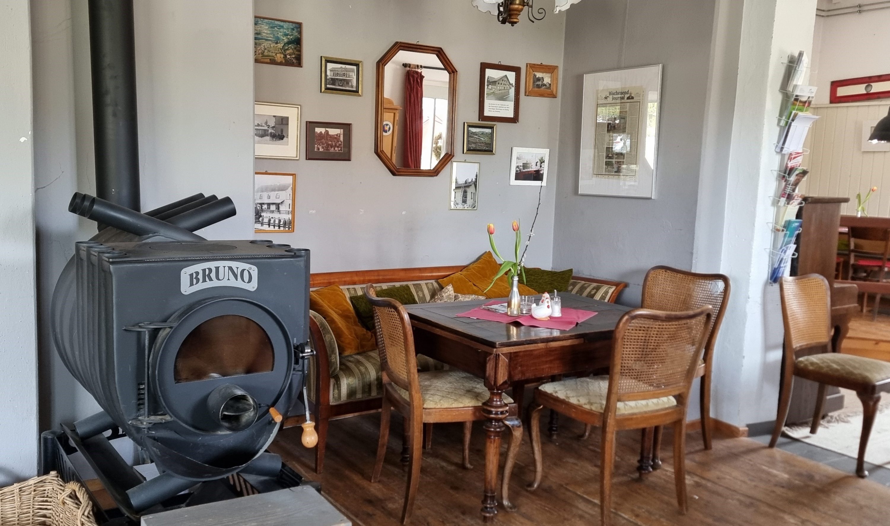 Bruno-und-Sofaecke.jpg Bruno-und-Sofaecke.jpg
