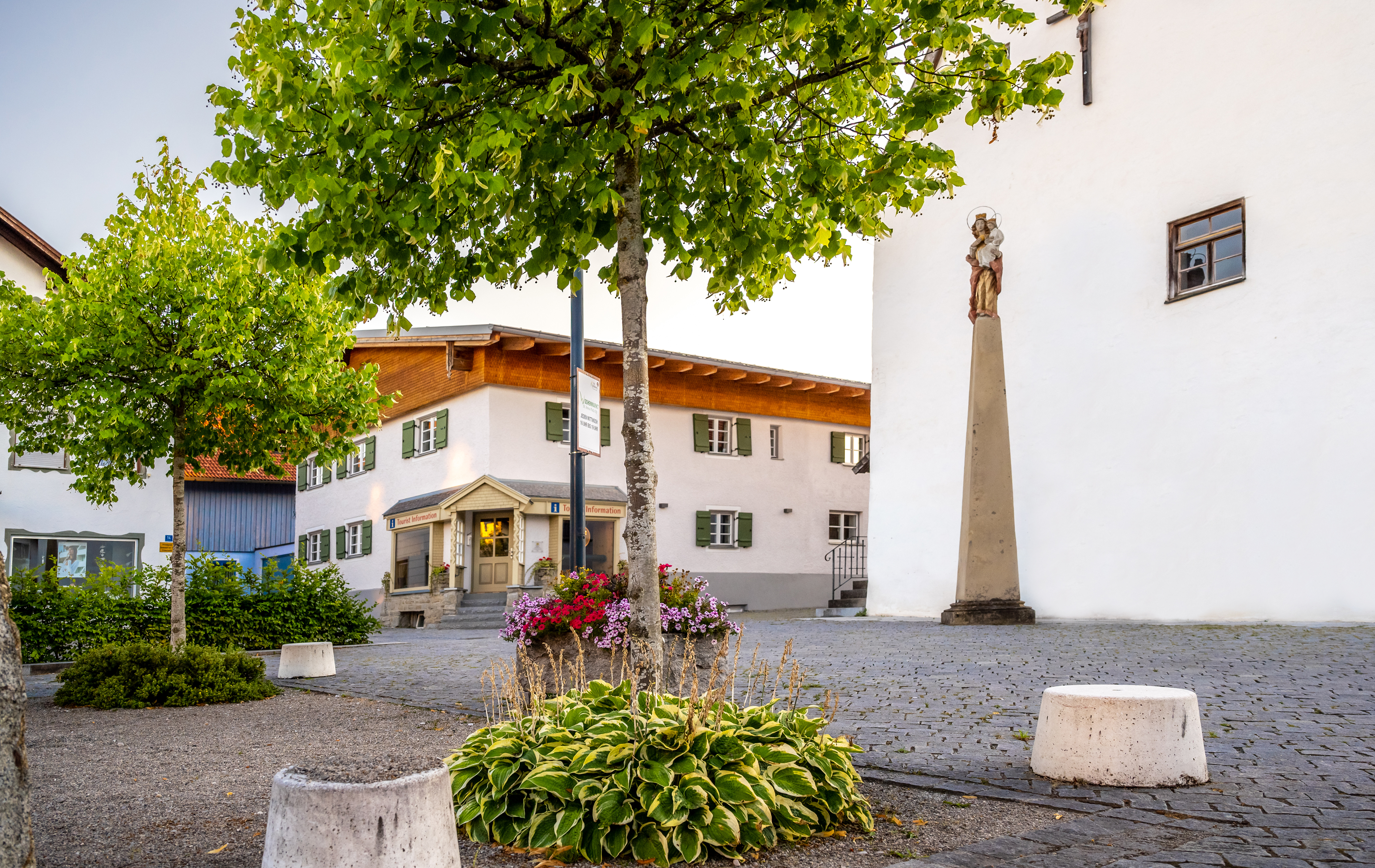 Tourismusbüro_Erdhaus_Dorfplatz_14.jpg Tourismusbüro_Erdhaus_Dorfplatz_14.jpg