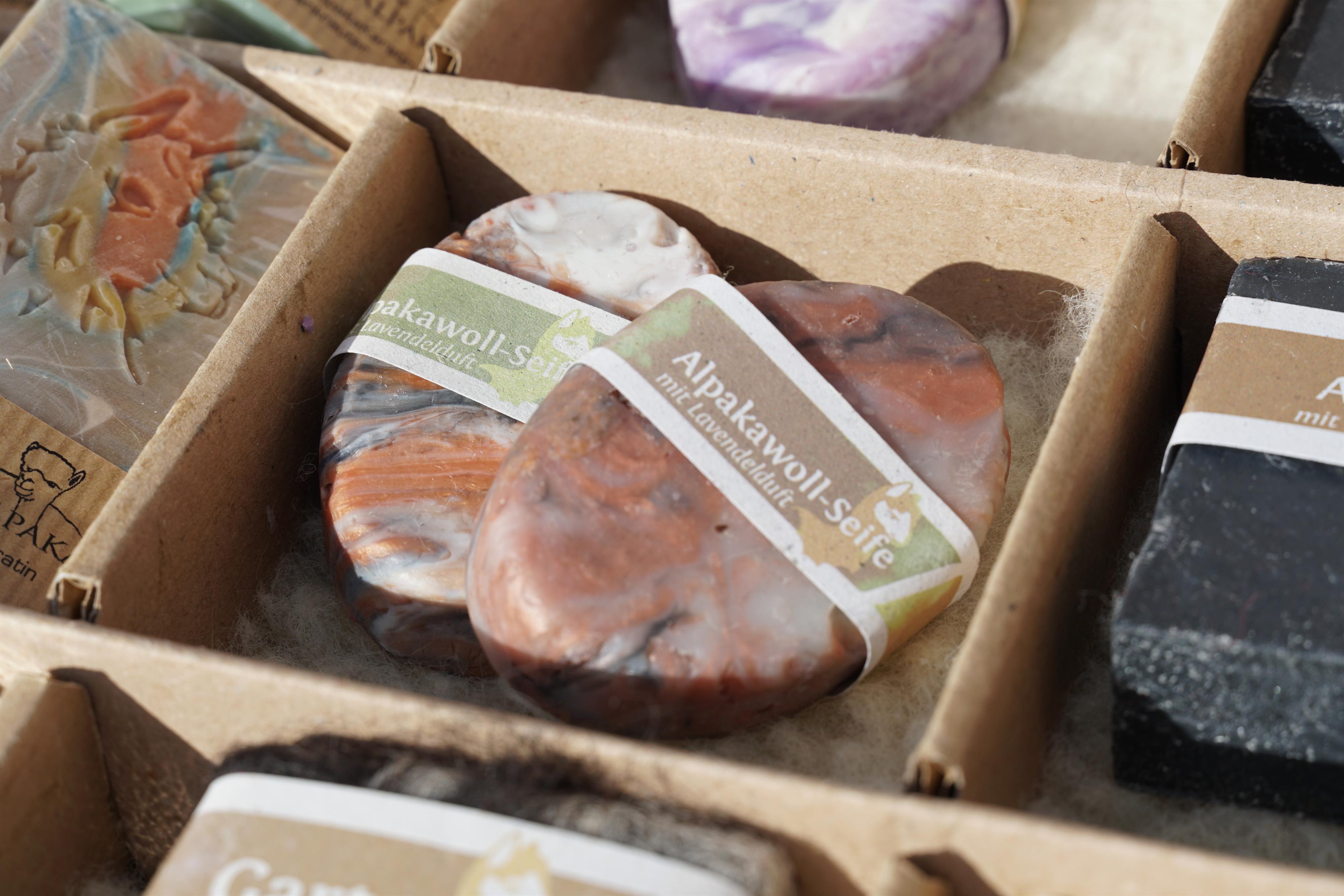 Alpaka-Produkte auf dem Wochenmarkt