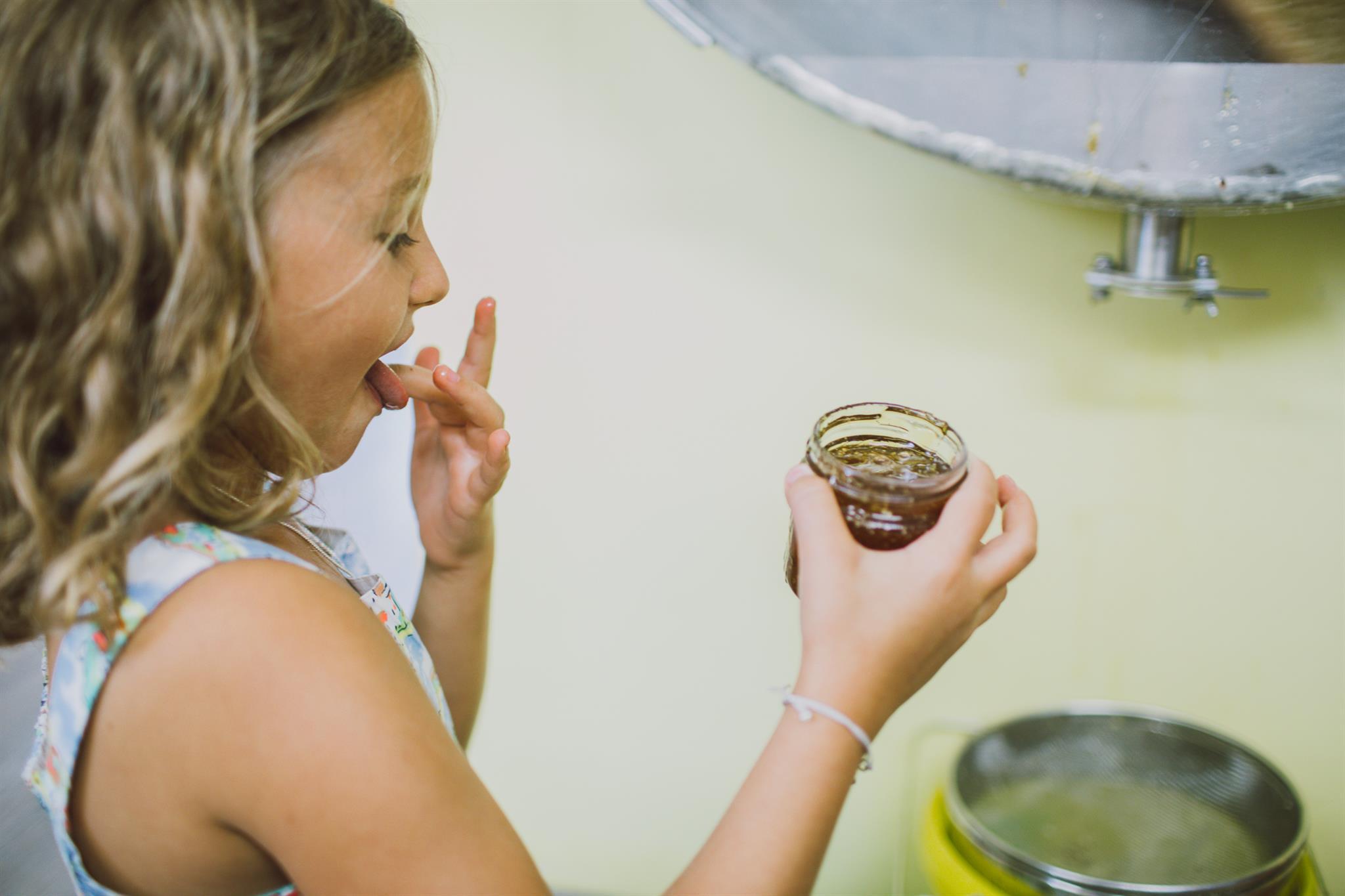 Honig abfüllen und schlecken Honig abfüllen und schlecken