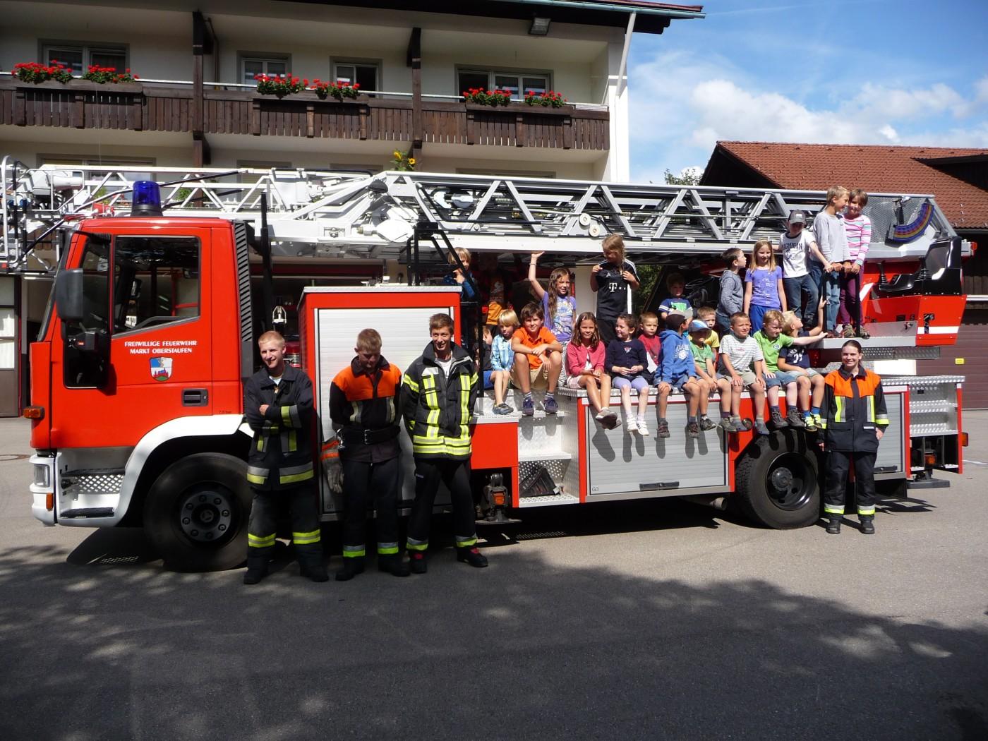 Gruppenfoto_bei_der_Feuerwehr