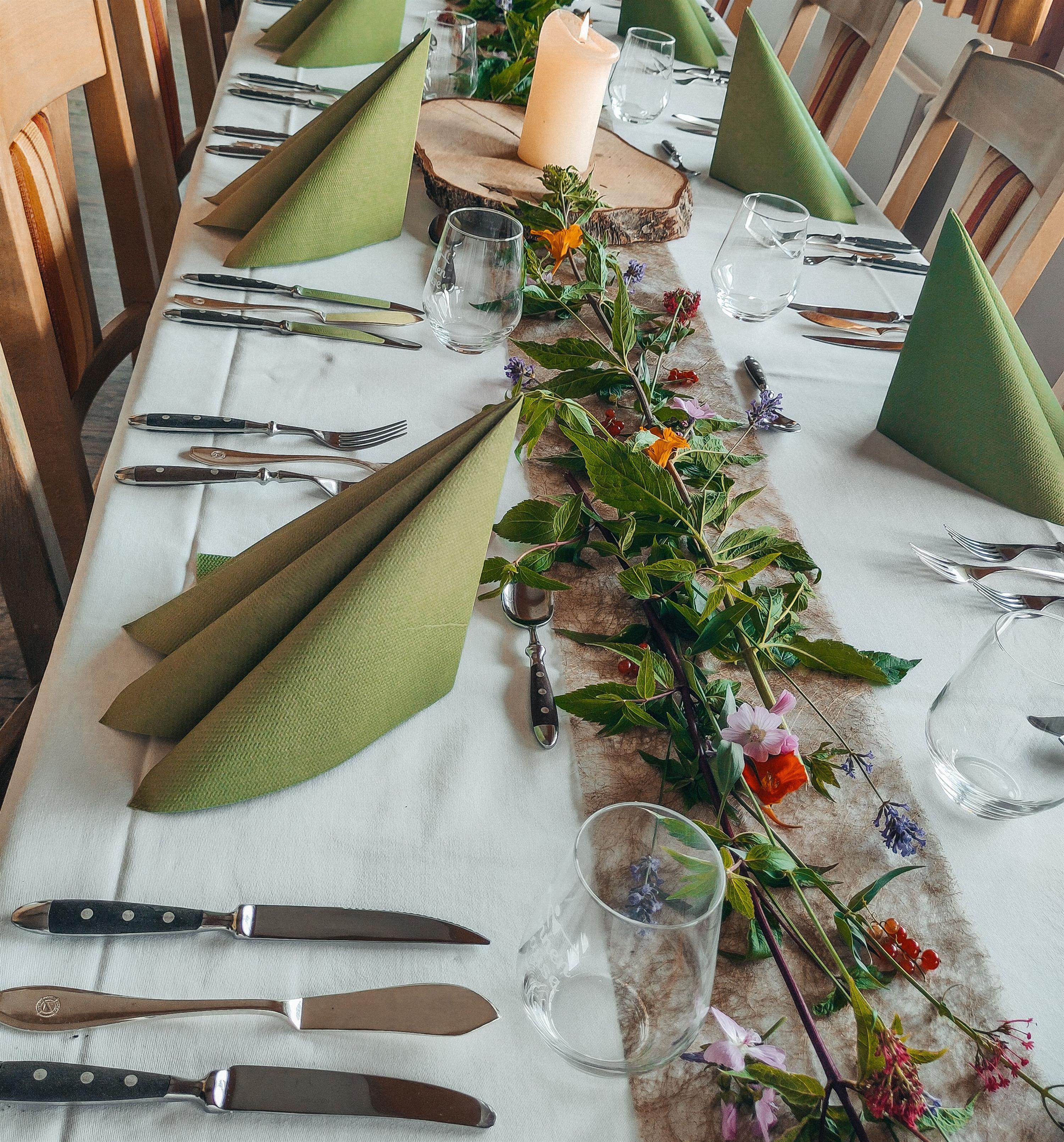 Liebevoll mit frischen Kräutern dekorierte Tafel