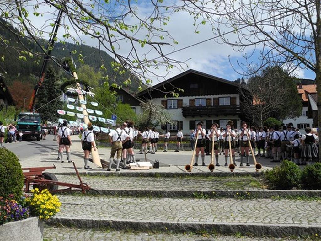 Maibaumaufstellen in Burgberg