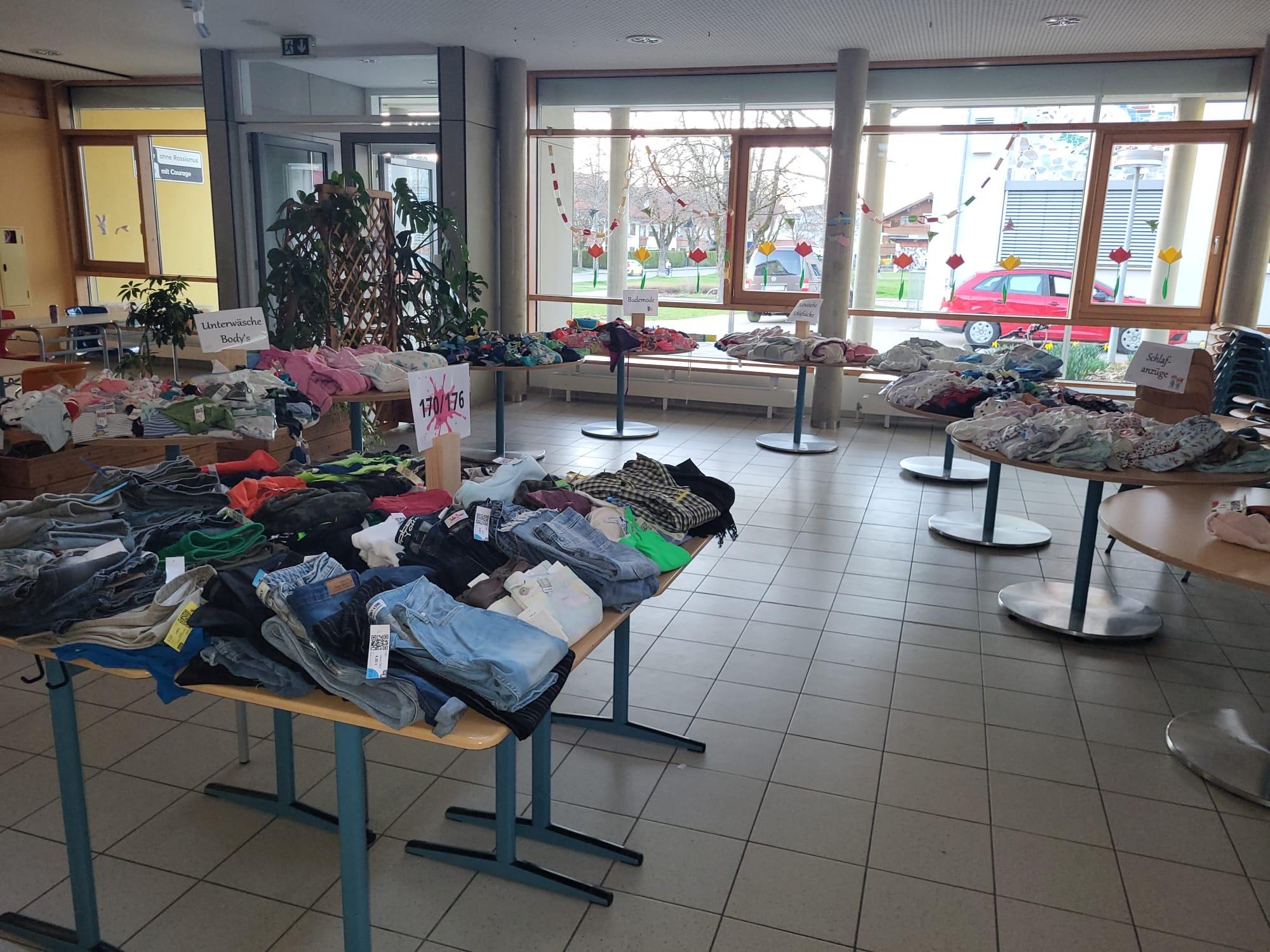 Auswahl an Kleidung in diversen Größen