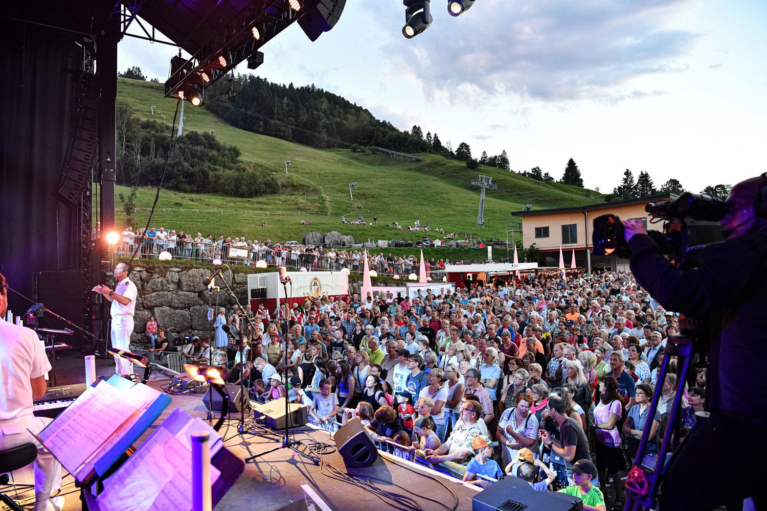 Open-Air-Konzert eingerahmt von Bergkulisse