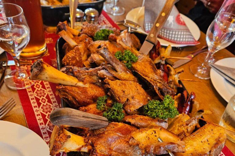 Tischbüffet im Fass