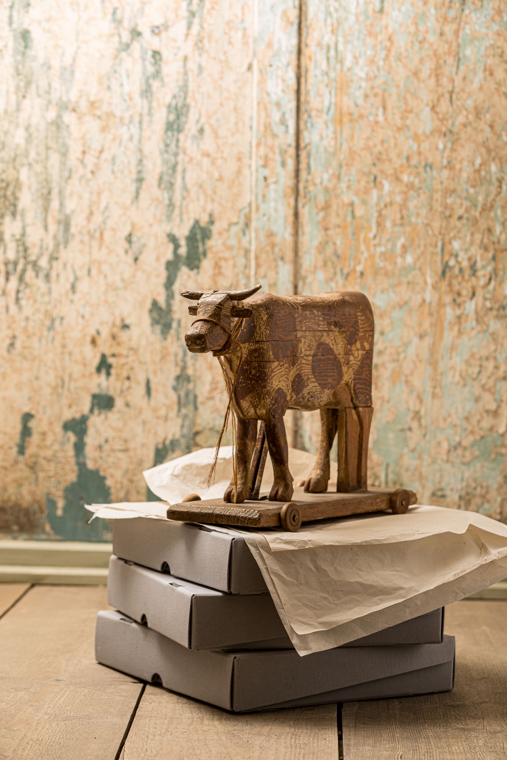 Zwischen Kisten und Kostbarkeiten, Foto Ernst Fesseler Zwischen Kisten und Kostbarkeiten, Foto Ernst Fesseler