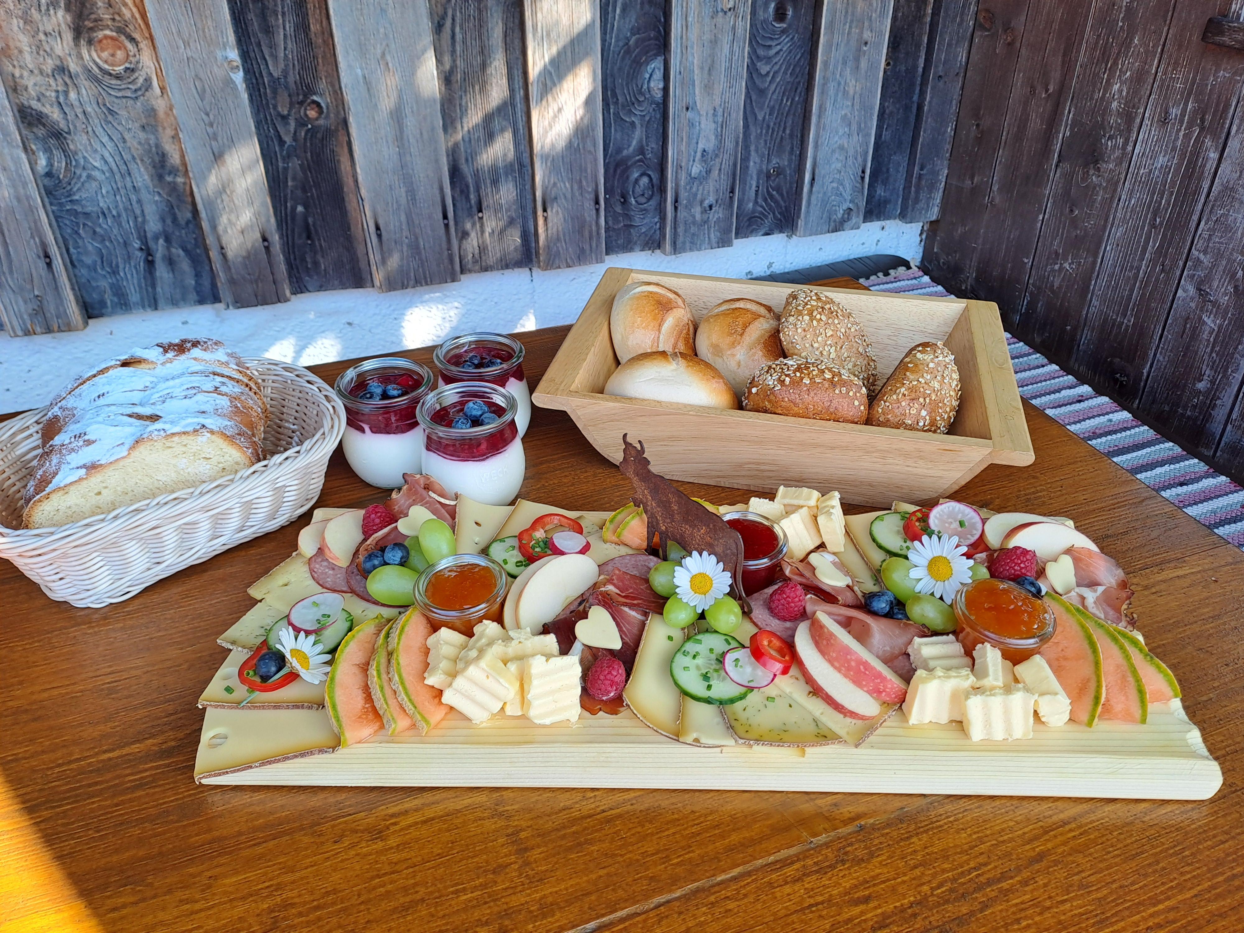 Brotzeit auf der Sennalpe Derb
