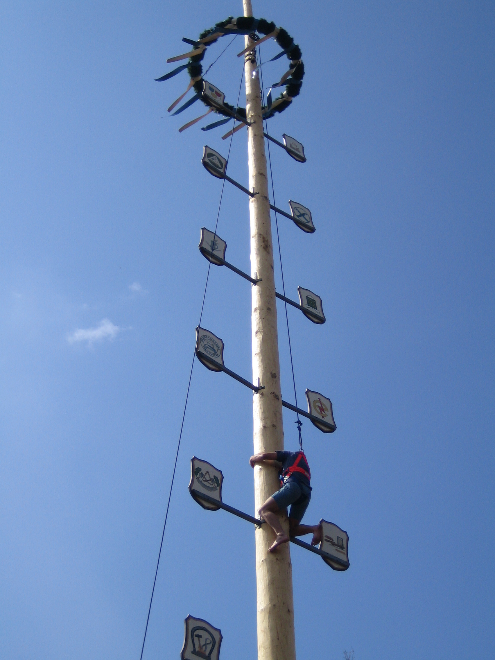 Maibaumklettern Petersthal.JPG