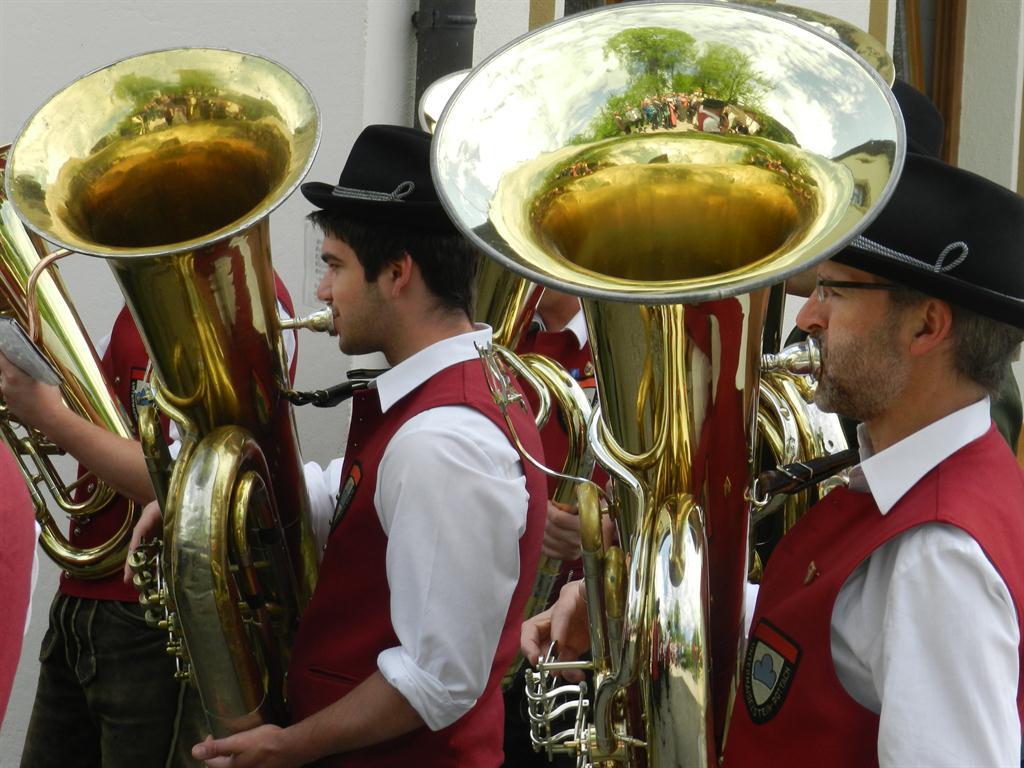 Maibaumaufstellen in Untermaiselstein