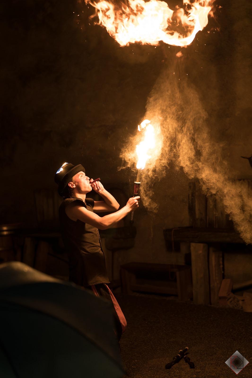 Feuershow mit Gaukler Laurino Feuershow mit Gaukler Laurino
