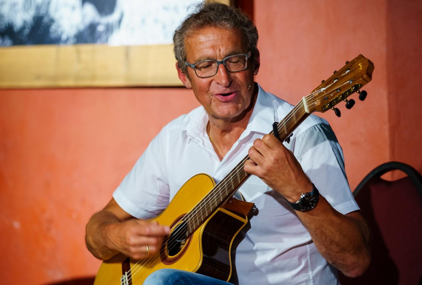 Helmut Mayr mit Gitarre Helmut Mayr mit Gitarre