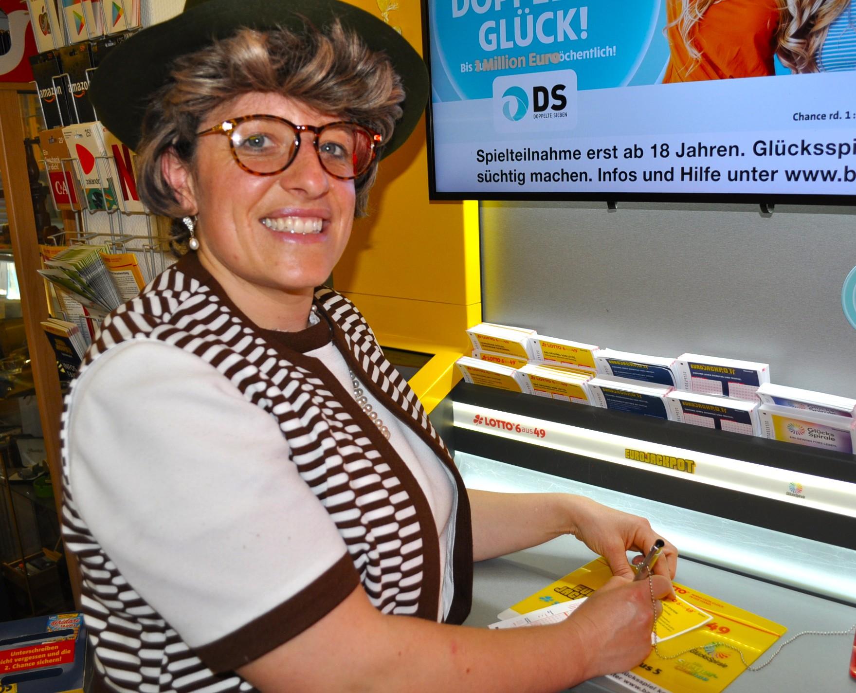 Tante Rosel beim Lottospielen