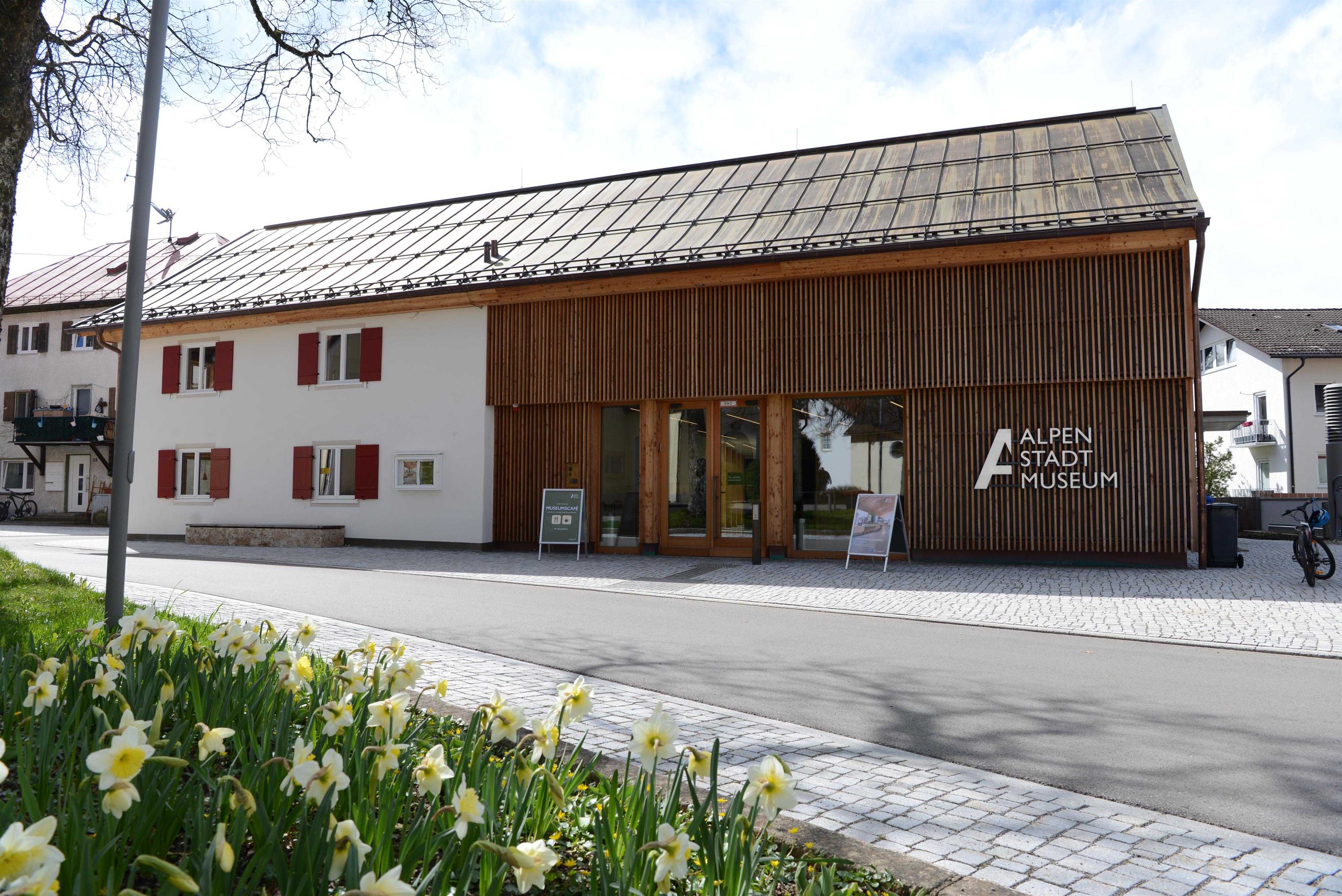 AlpenStadtMuseum Außen Frühling