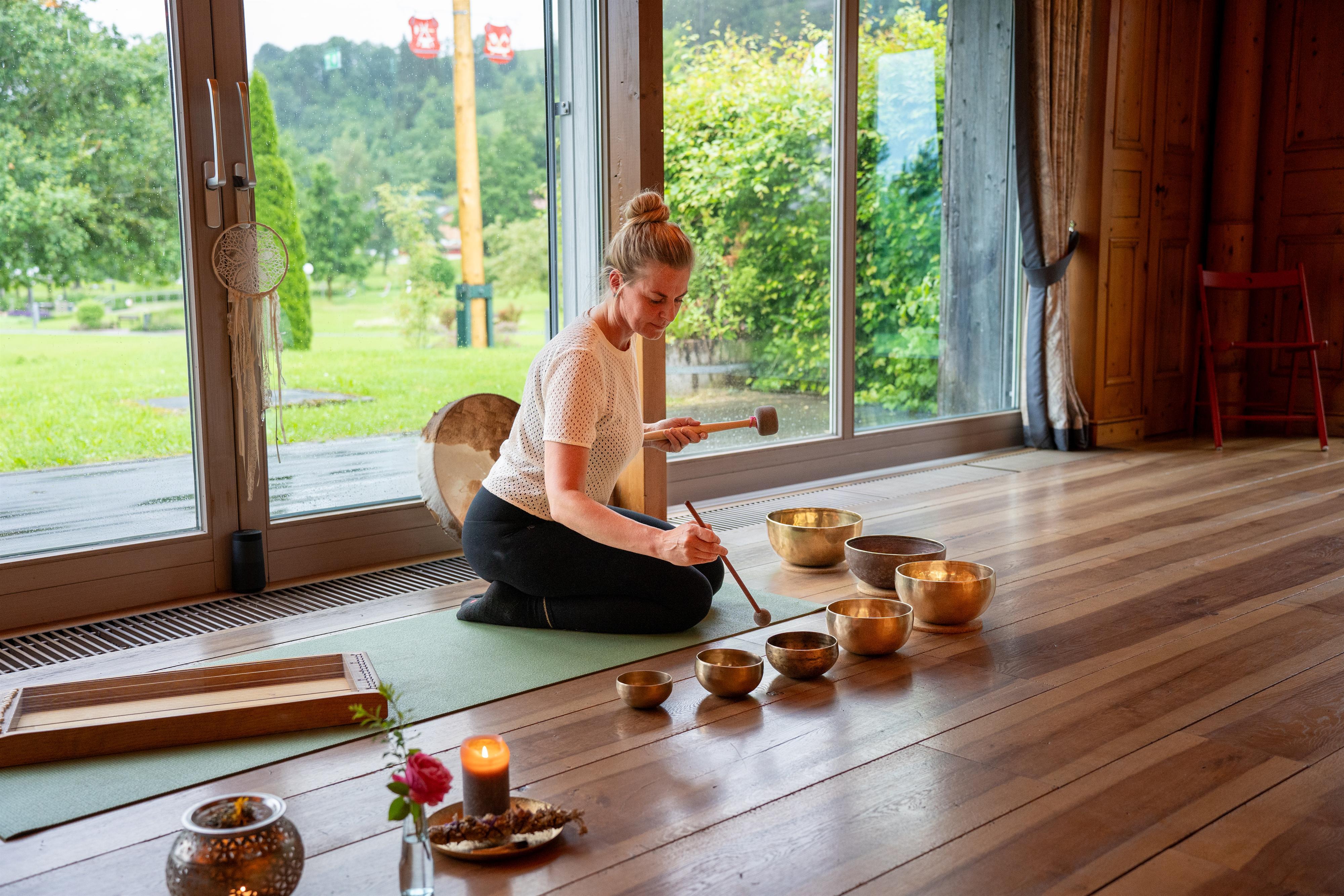 sanfte Yogasession mit Klängen bei BEWUSST SEIN