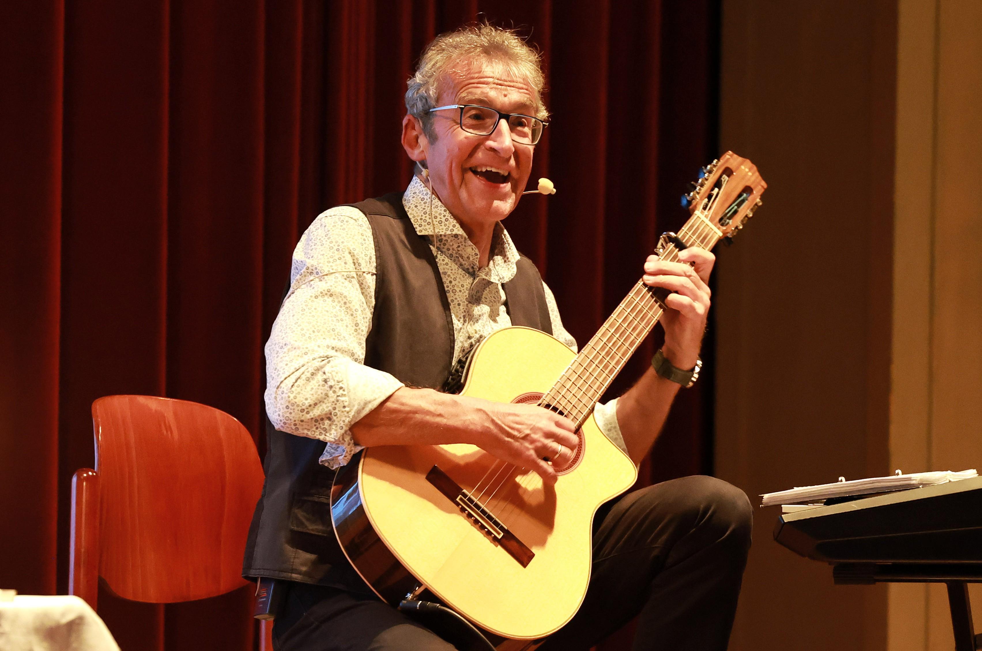 Helmut Mayr singend