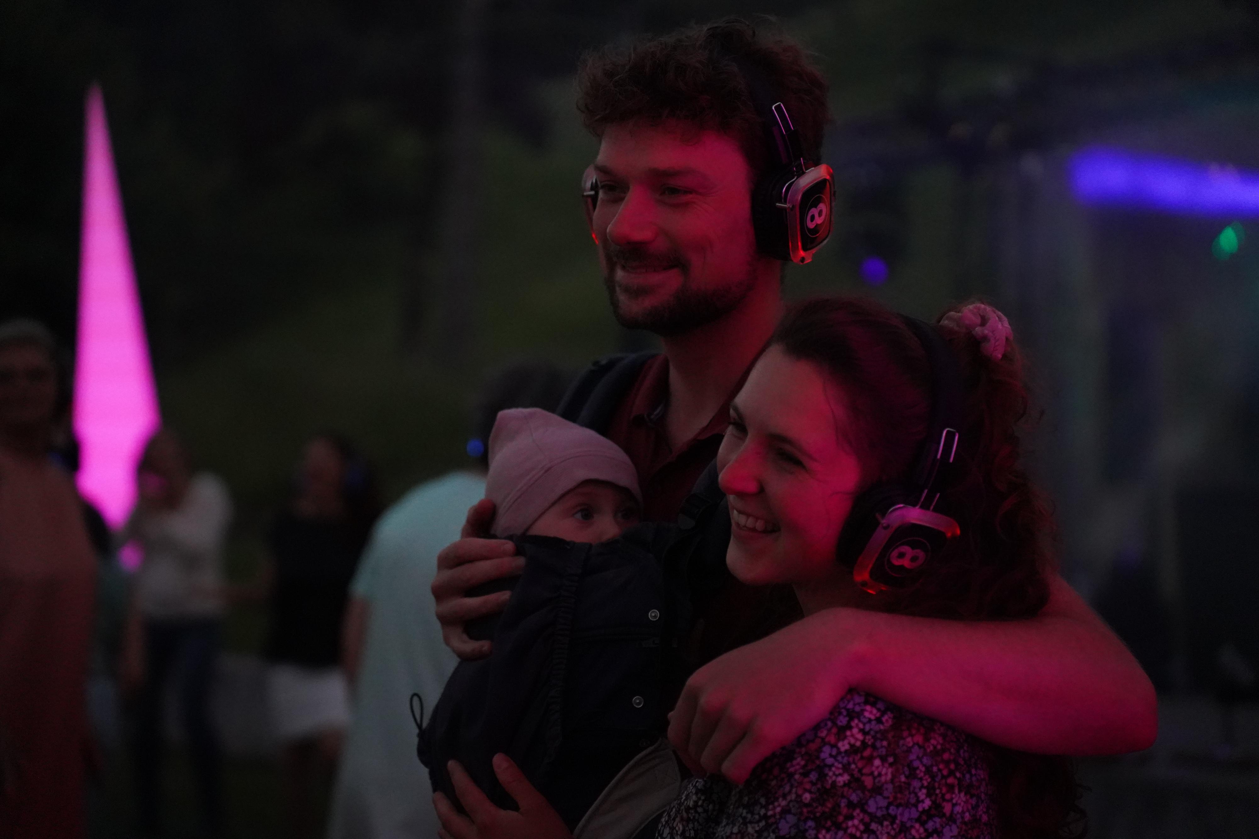 Glückliche Besucher der Silent Disco Glückliche Besucher der Silent Disco