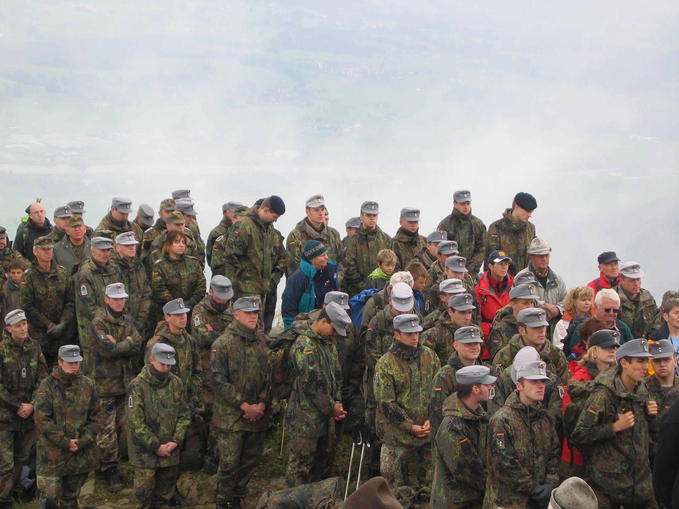 Teilnehmer bei Gedenkfeier Teilnehmer bei Gedenkfeier