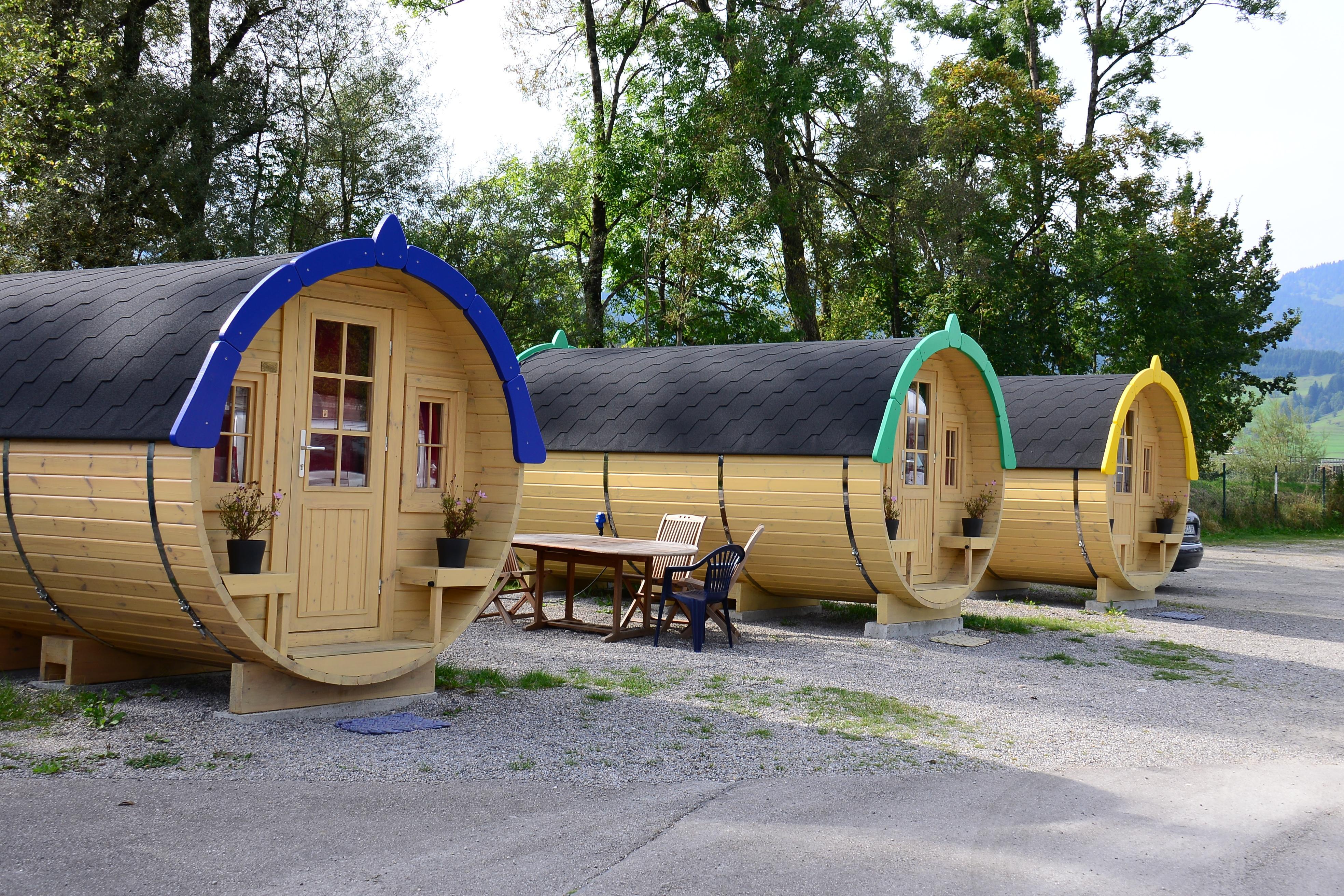 Fässer am Campingplatz