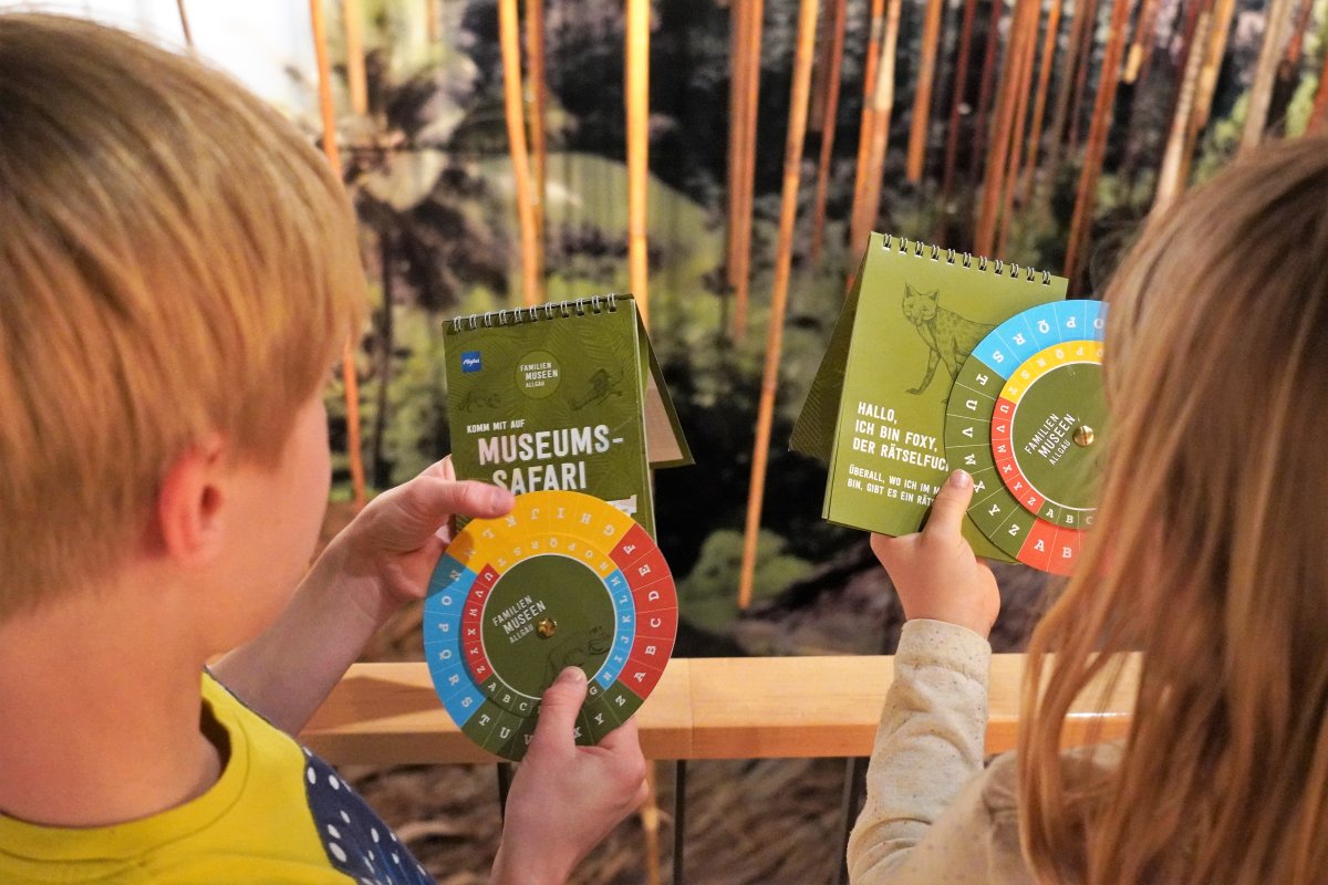 Museums Safari neutrales Bild mit Kindern und Rätselscheibe