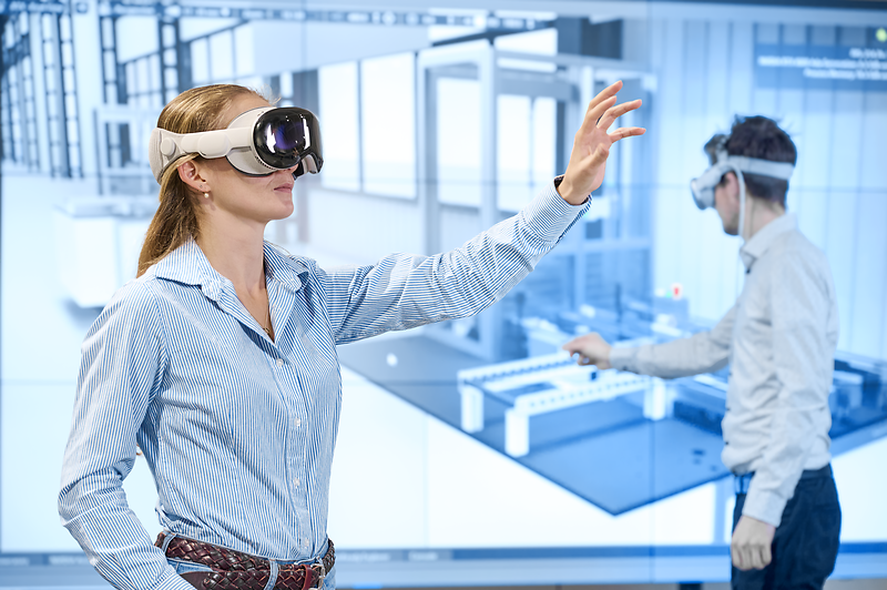 Frau mit VR-Brille