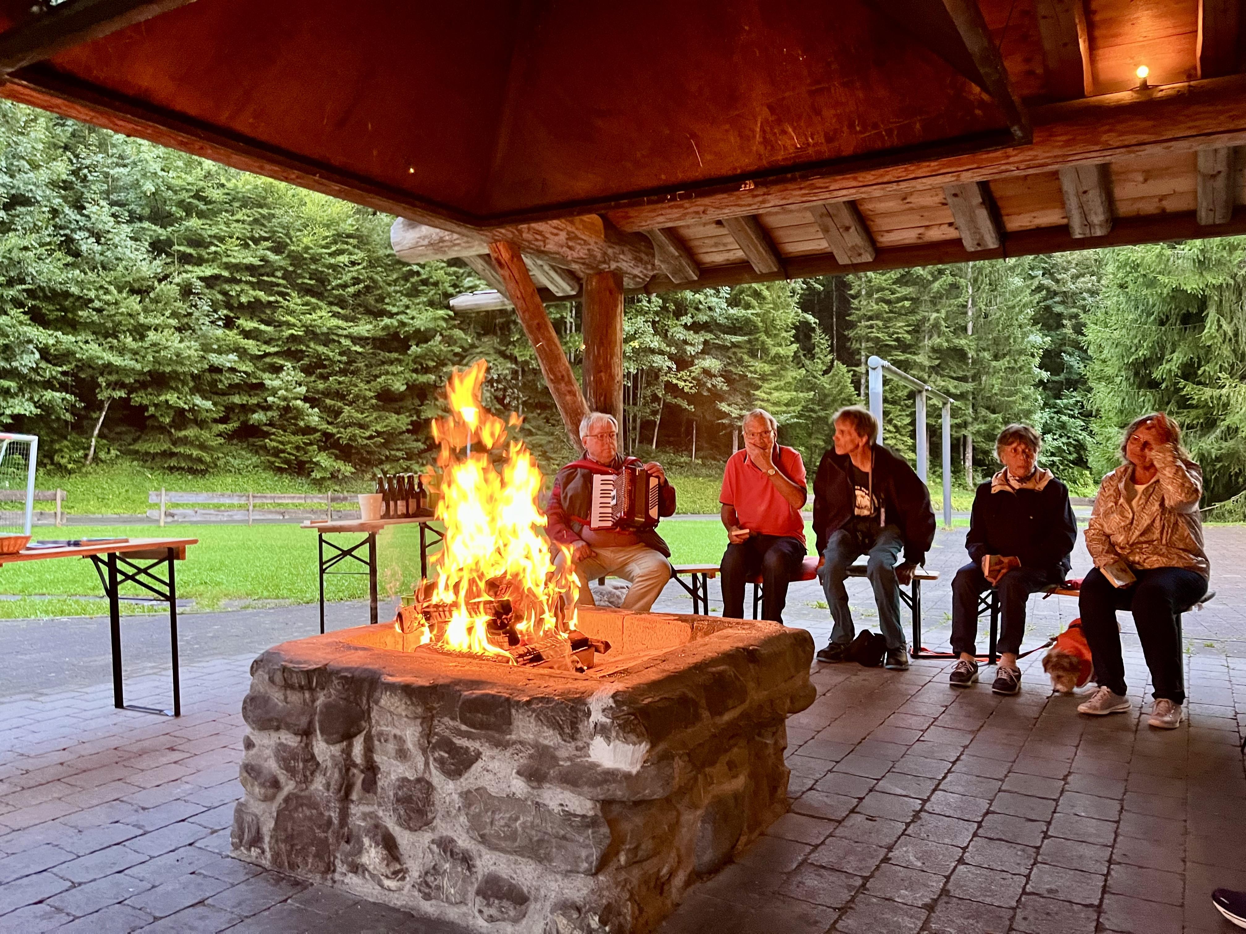 Singen am Lagerfeuer