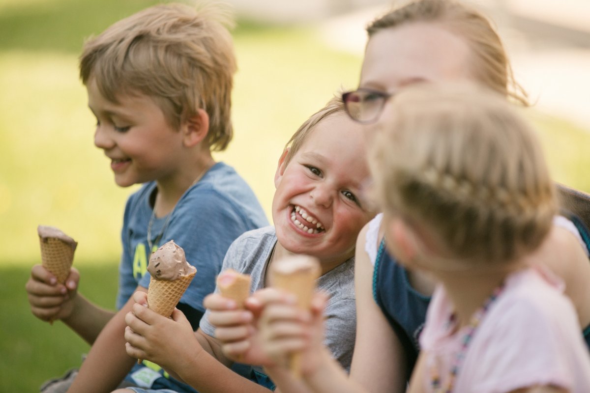 Eis essen im Kurpark