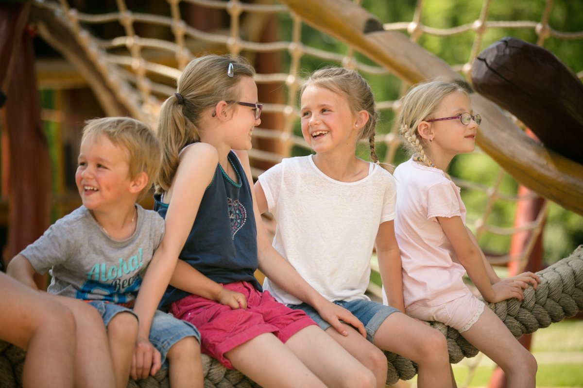 Kinder am Spielplatz
