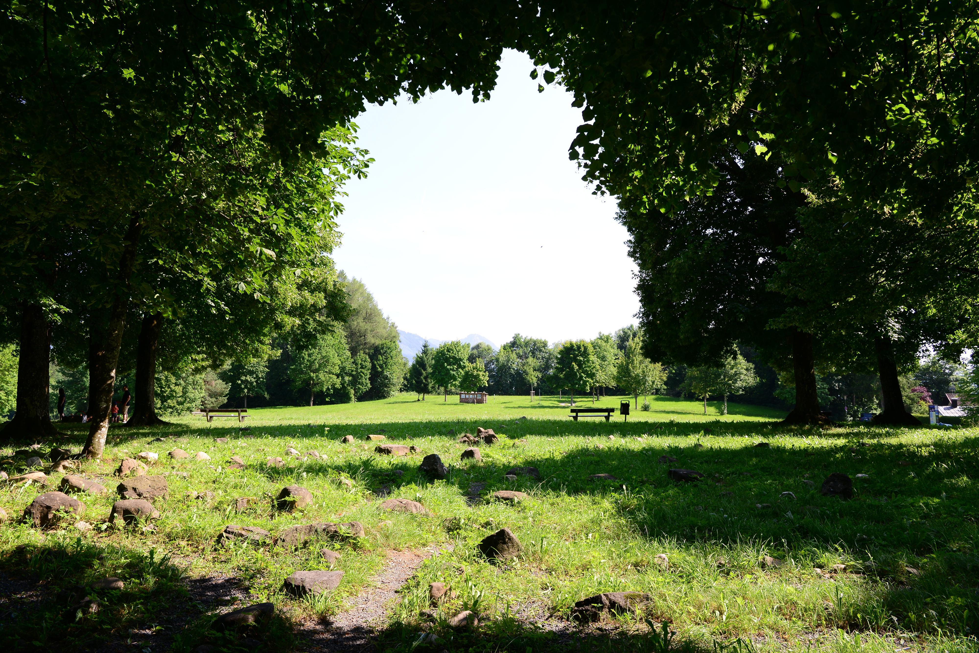Steinlabyrinth im Sommer
