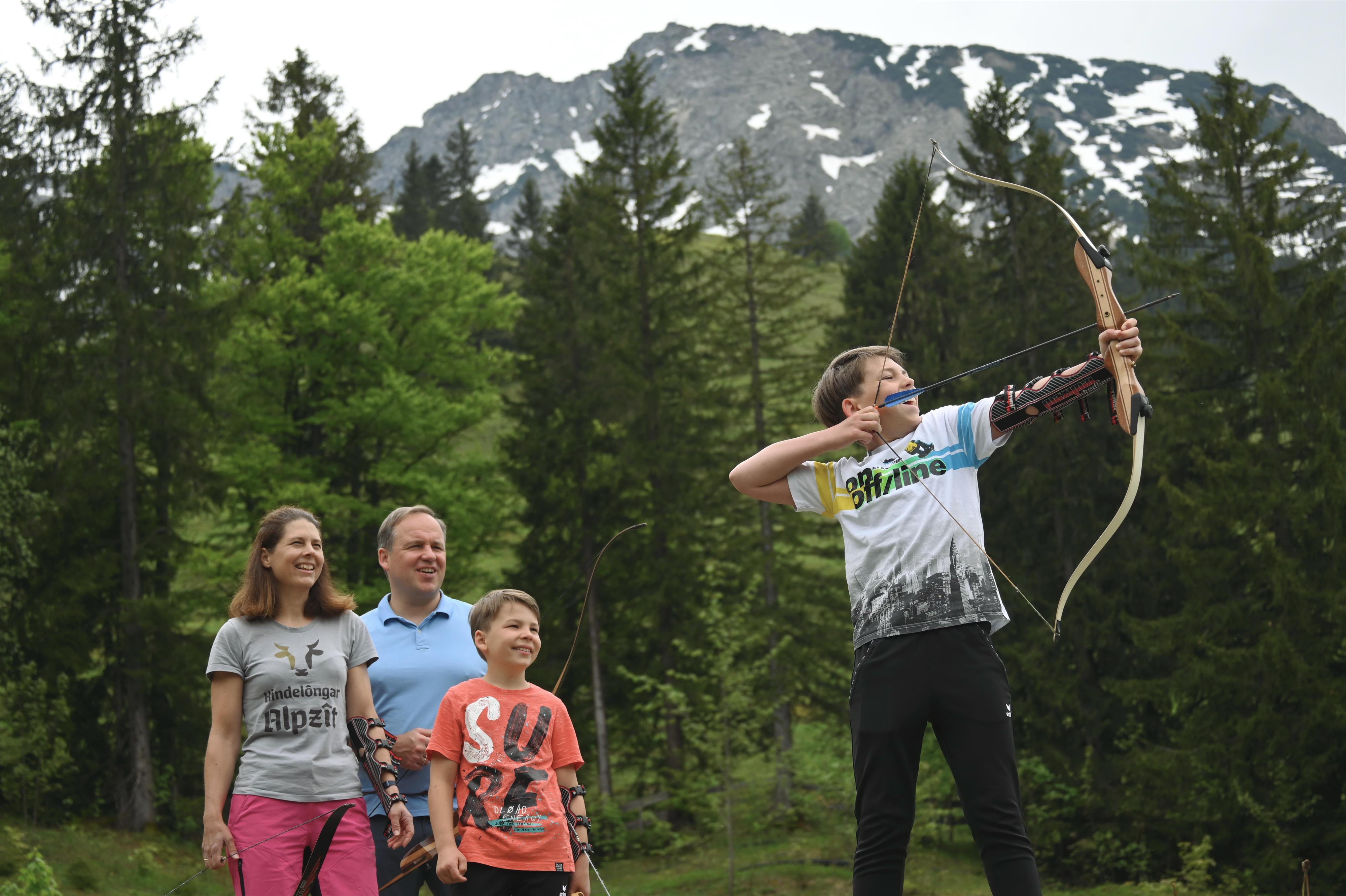 Familie beim Bogenschißen in Oberjoch Familie beim Bogenschißen in Oberjoch