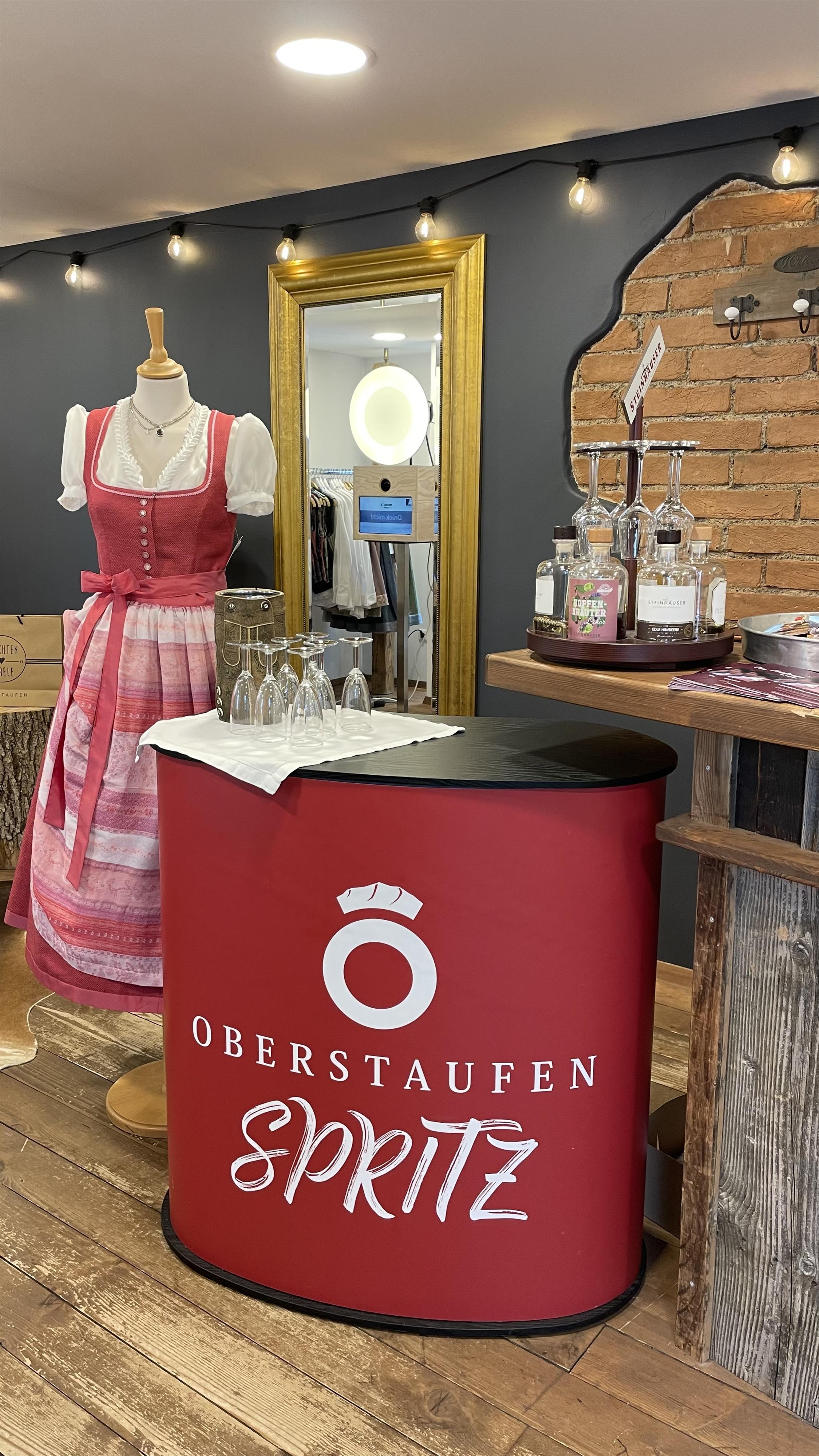 Dirndl- und Lederhosen-Freitag Dirndl- und Lederhosen-Freitag