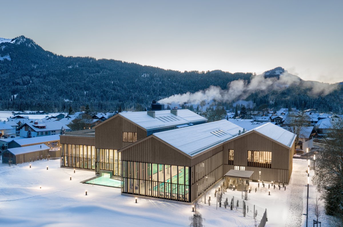 Außenansicht therme Oberstdorf Winter