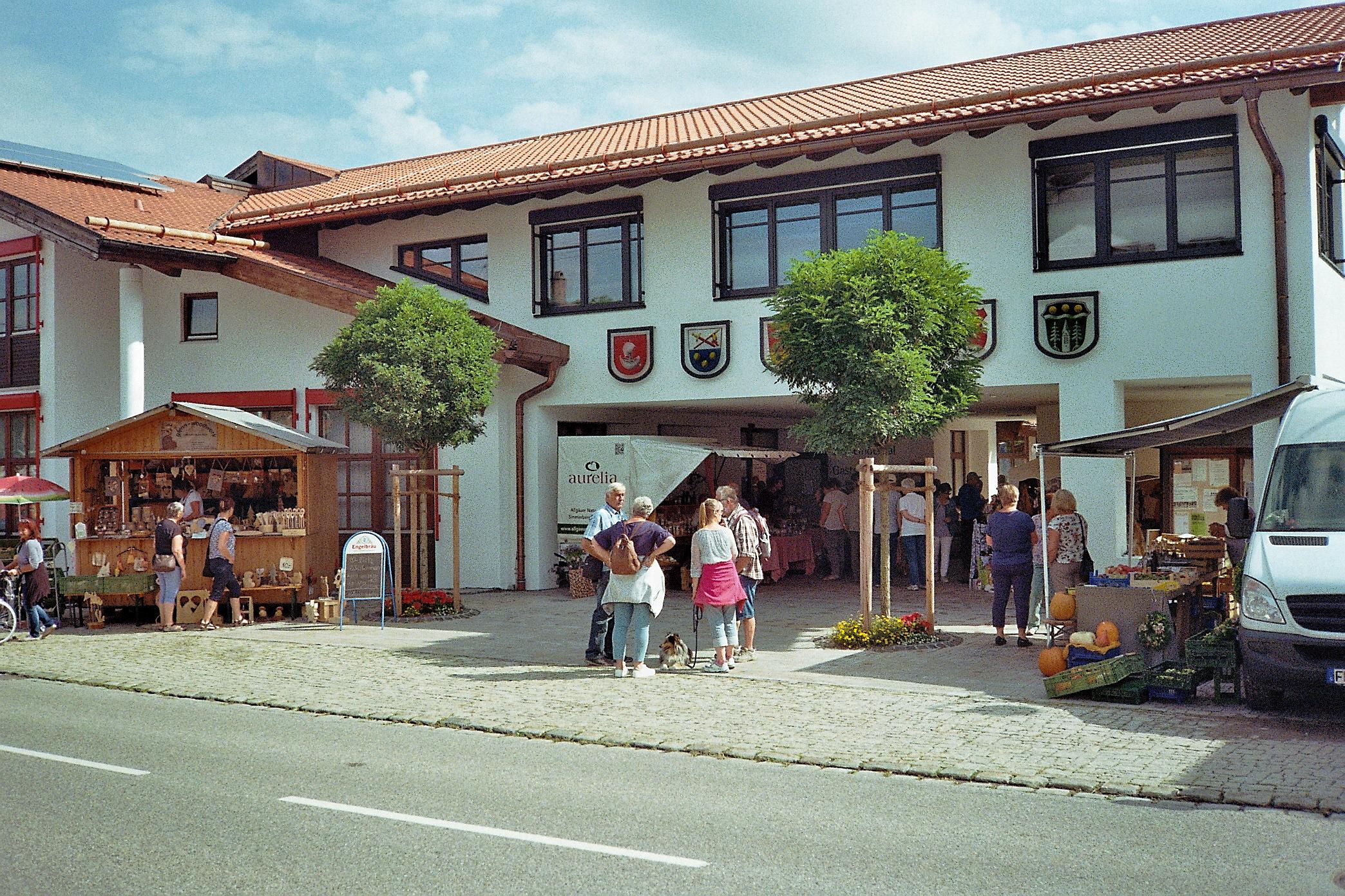 Herbstmarkt vor dem Gemeindezentrum Herbstmarkt vor dem Gemeindezentrum