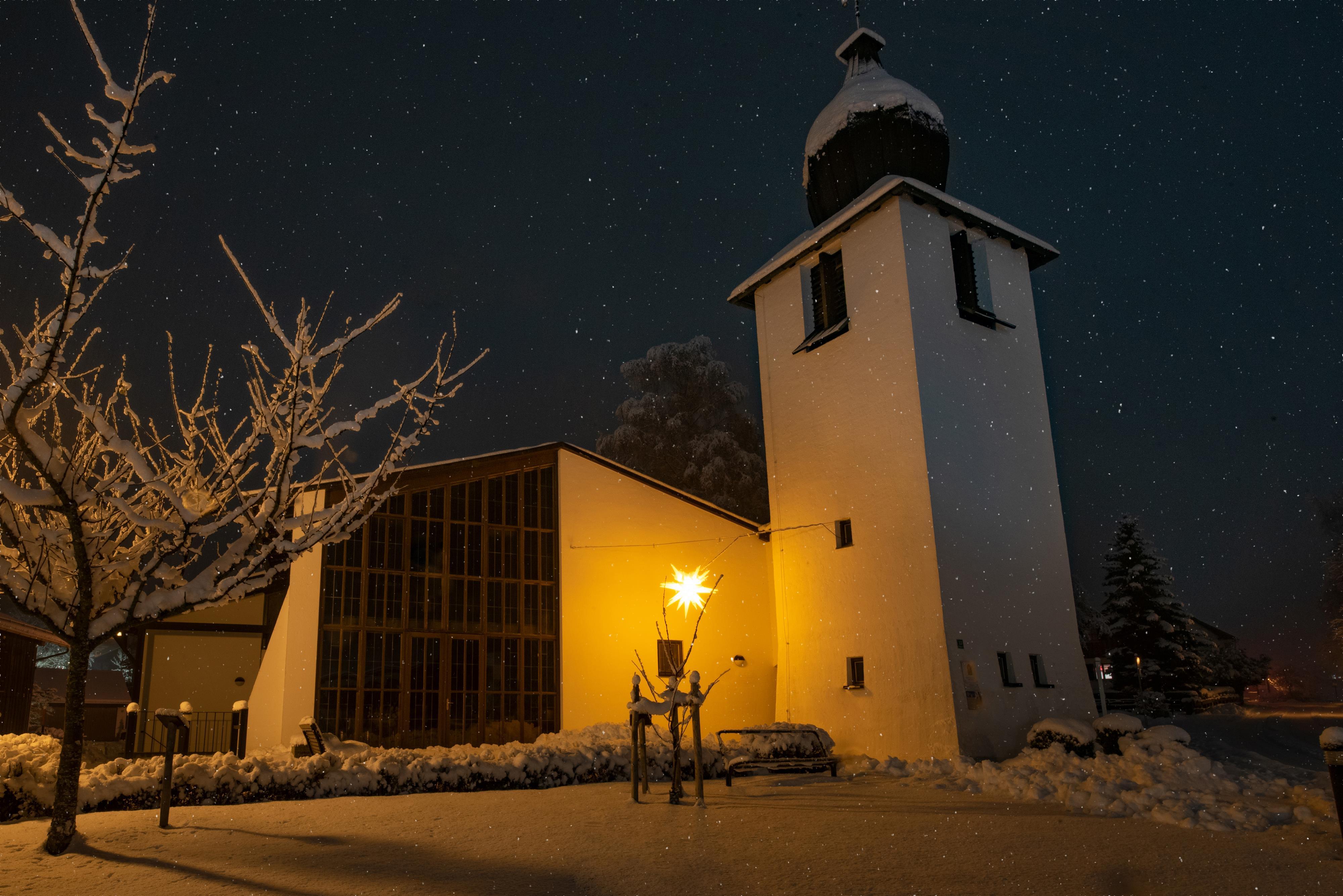 Kirche im Schneetreiben