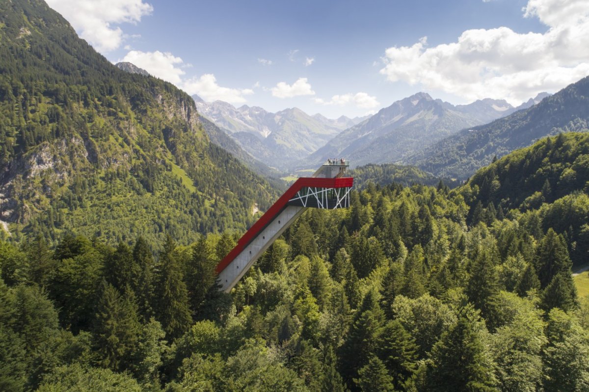 Die Skiflugschanze mit Blick ins Stillachtal