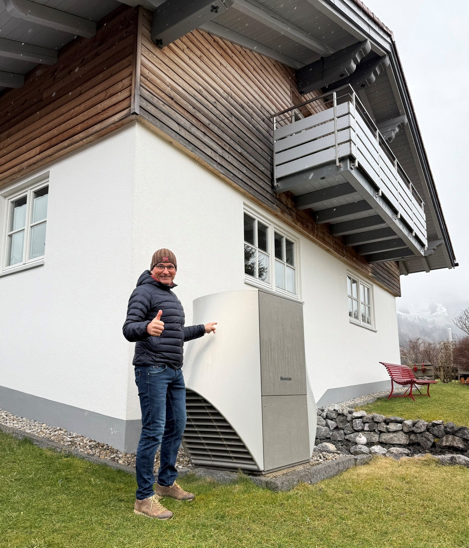 Helmut Kiechle vor seinem sanierten Eigenheim mit Wärmepumpe. Foto: Stefan Nitschke Helmut Kiechle vor seinem sanierten Eigenheim mit Wärmepumpe. Foto: Stefan Nitschke