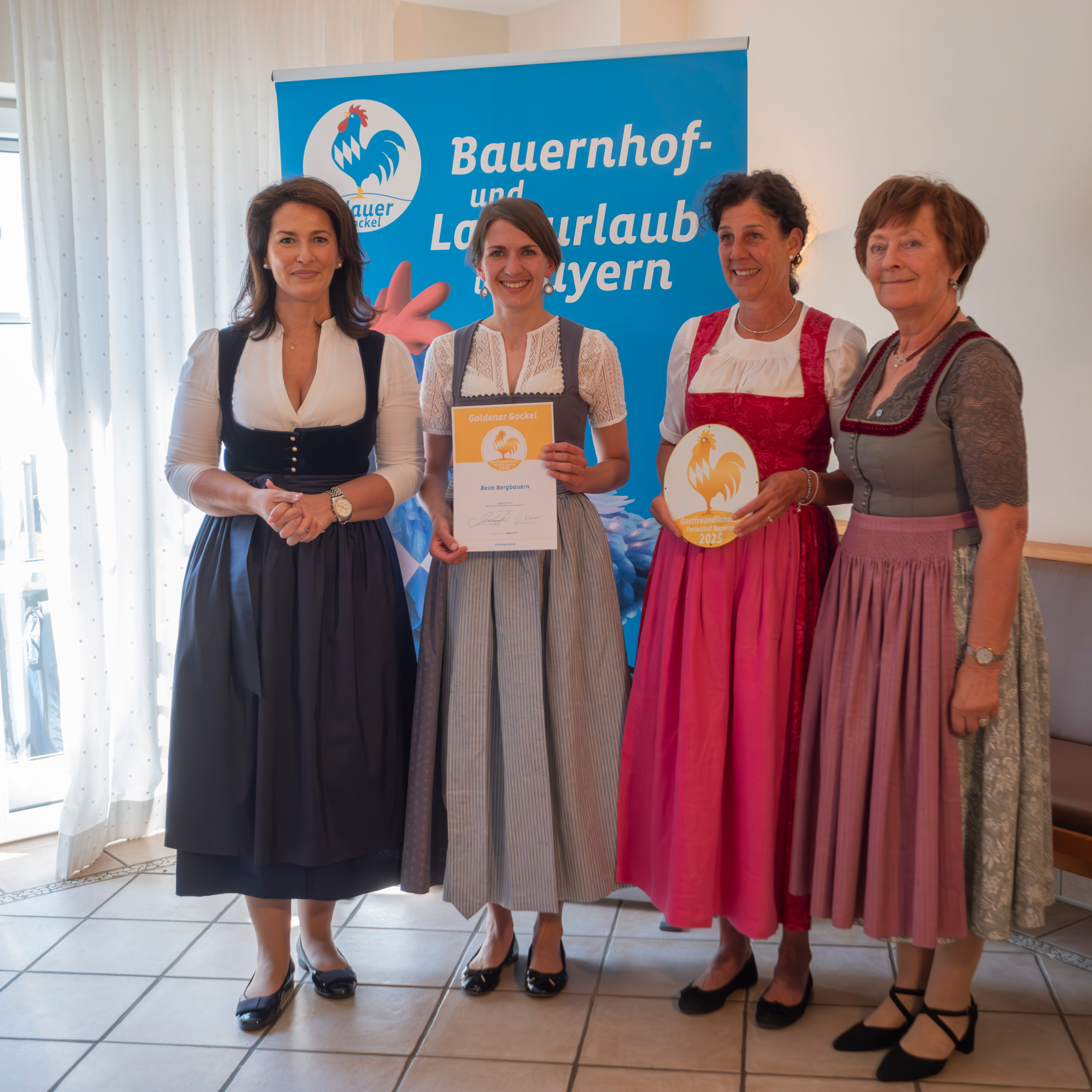 Beim Bergbauern in Kranzegg erhält den „Goldenen Gockel“ von Ministerin Kaniber. Beim Bergbauern in Kranzegg erhält den „Goldenen Gockel“ von Ministerin Kaniber.