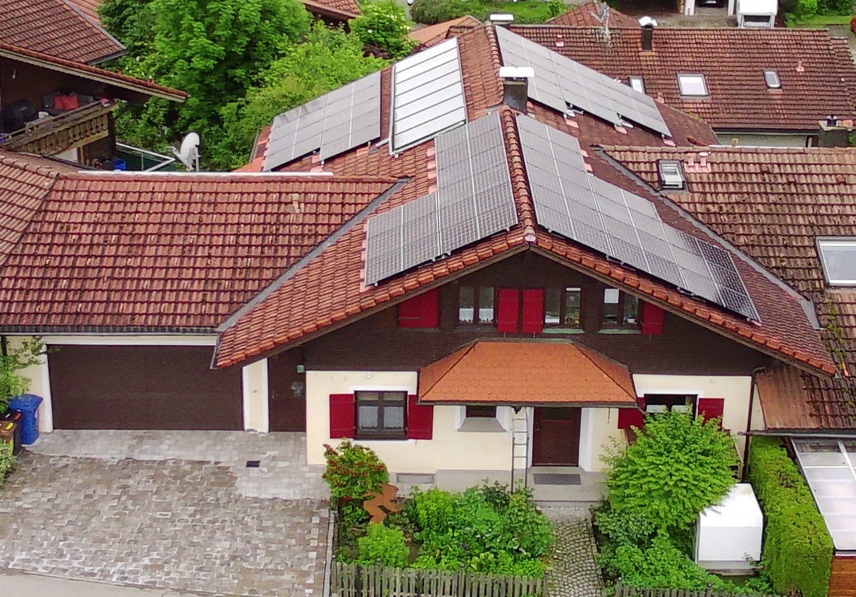 PV-Anlage auf dem Ost-West-Dach von Manfred Wolf – auch stärker untergliederte Dächer eignen sich zur Sonnenenergie-Nutzung! Hinten links ist die Solarthermie-Anlage installiert und vor dem Haus rechts die Luft-Wärmepumpe. Foto: Manfred Wolf PV-Anlage auf dem Ost-West-Dach von Manfred Wolf – auch stärker untergliederte Dächer eignen sich zur Sonnenenergie-Nutzung! Hinten links ist die Solarthermie-Anlage installiert und vor dem Haus rechts die Luft-Wärmepumpe. Foto: Manfred Wolf