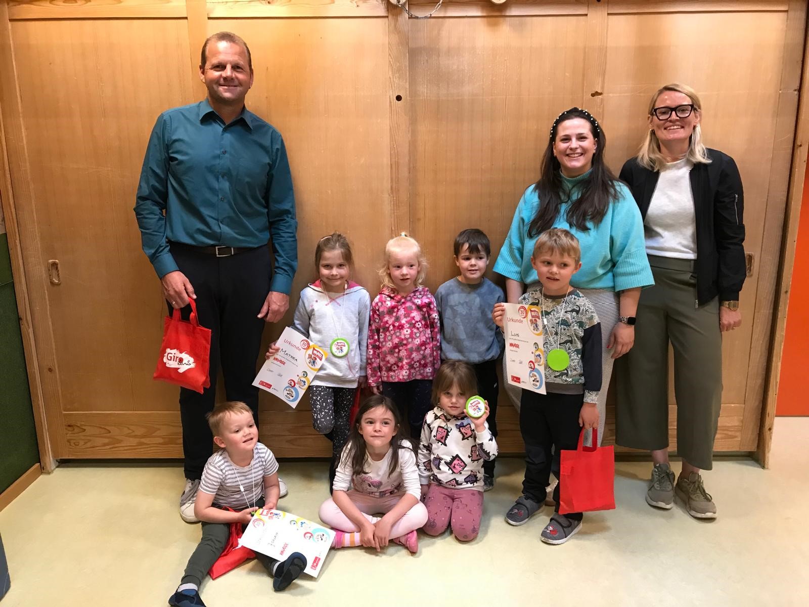 Tobias Ness -Sparkasse Allgäu, Kinder- Kindergarten Untermaiselstein, Tamara Kurek -Leitung Kindergarten, Larissa Rummel - Elternbeirat. Tobias Ness -Sparkasse Allgäu, Kinder- Kindergarten Untermaiselstein, Tamara Kurek -Leitung Kindergarten, Larissa Rummel - Elternbeirat.