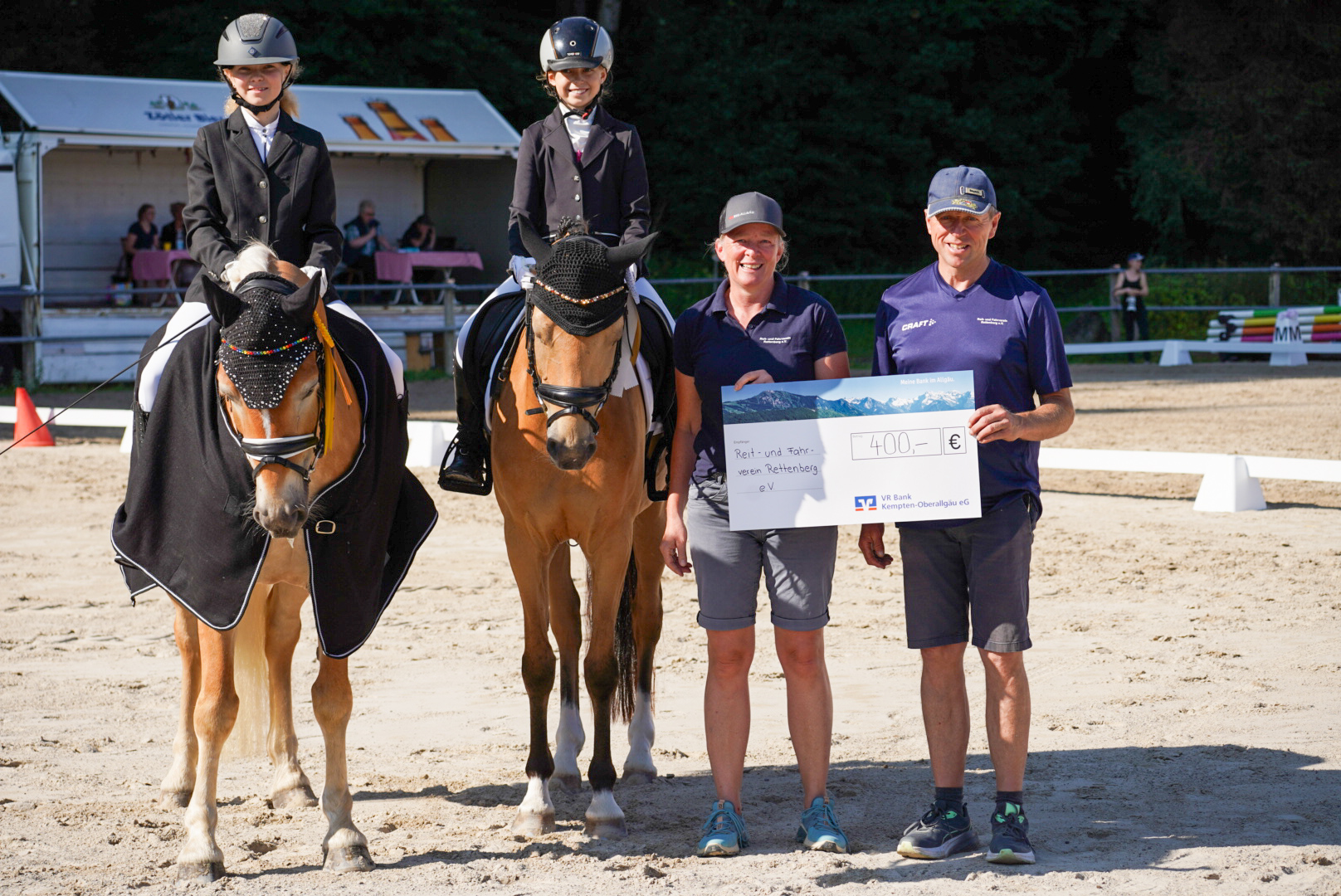 V. l. n. r.: Paula Lässer, Emily Kolb, 2. Vorstand Maria Pfingstgräf und 1. Vorstand Herbert Rietzler. Foto: Florian Kolb V. l. n. r.: Paula Lässer, Emily Kolb, 2. Vorstand Maria Pfingstgräf und 1. Vorstand Herbert Rietzler. Foto: Florian Kolb