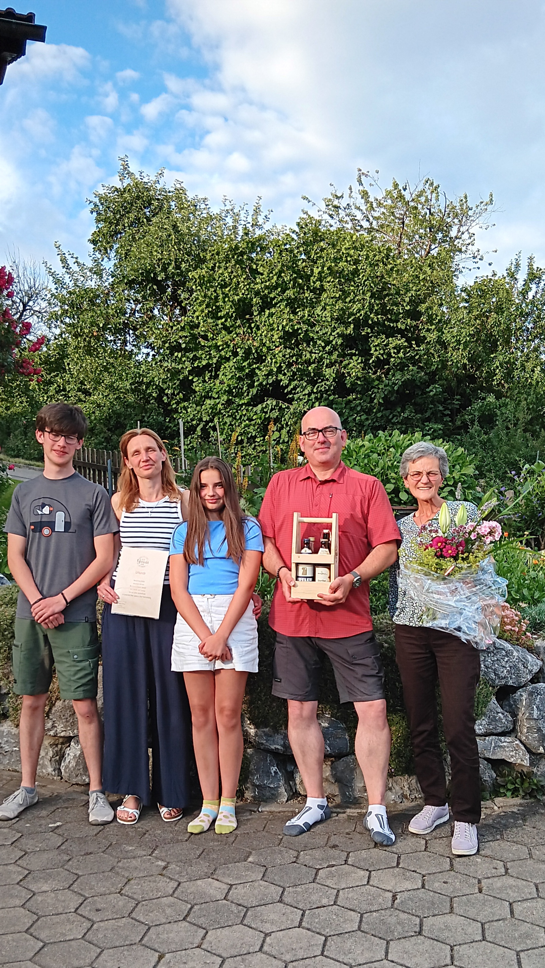 Karin und Michael Senner mit Jannik und Svenja aus Magdeburg (Sachsen-Anhalt) mit Gastgeberin Ingrid Thoma Karin und Michael Senner mit Jannik und Svenja aus Magdeburg (Sachsen-Anhalt) mit Gastgeberin Ingrid Thoma