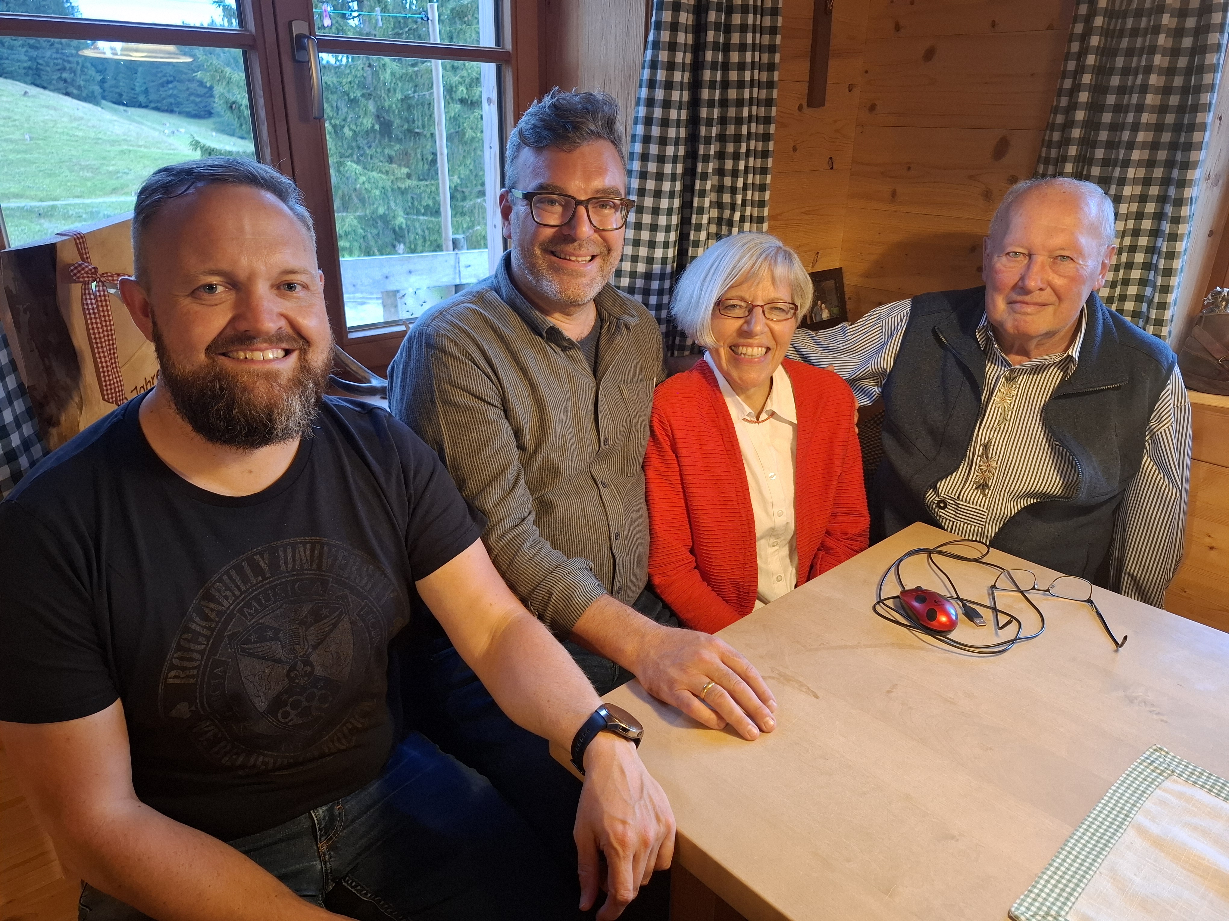 Das Foto zeigt Marlene Zweng mit den Vorgesetzten, Erster Bürgermeister Nikolaus Weißinger (2.v.l.) und Kämmerer Florian Wagner (1.v.l.), sowie ihrem ersten Vorgesetzten in der Kämmerei, Lorenz Herb (rechts im Bild). Foto: Dominique Groß Das Foto zeigt Marlene Zweng mit den Vorgesetzten, Erster Bürgermeister Nikolaus Weißinger (2.v.l.) und Kämmerer Florian Wagner (1.v.l.), sowie ihrem ersten Vorgesetzten in der Kämmerei, Lorenz Herb (rechts im Bild). Foto: Dominique Groß