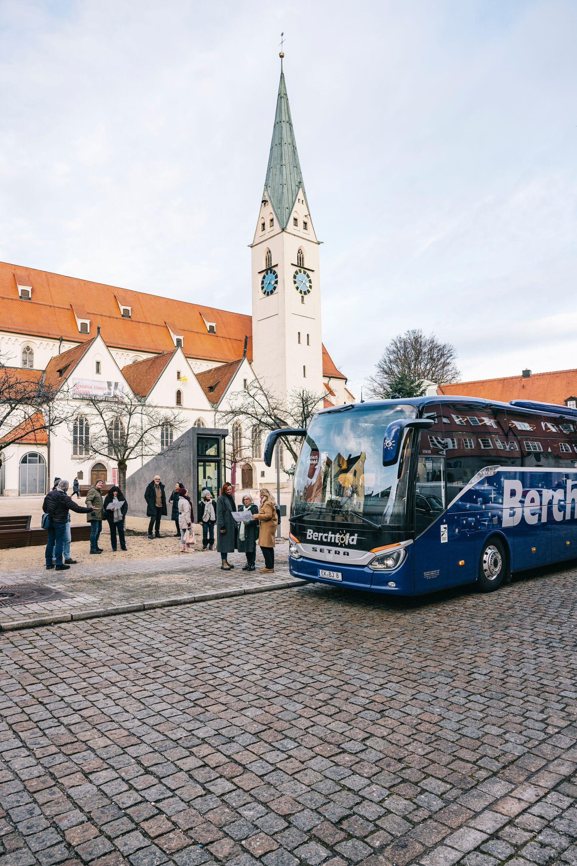Reisebus am St.-Mang-Platz Reisebus am St.-Mang-Platz