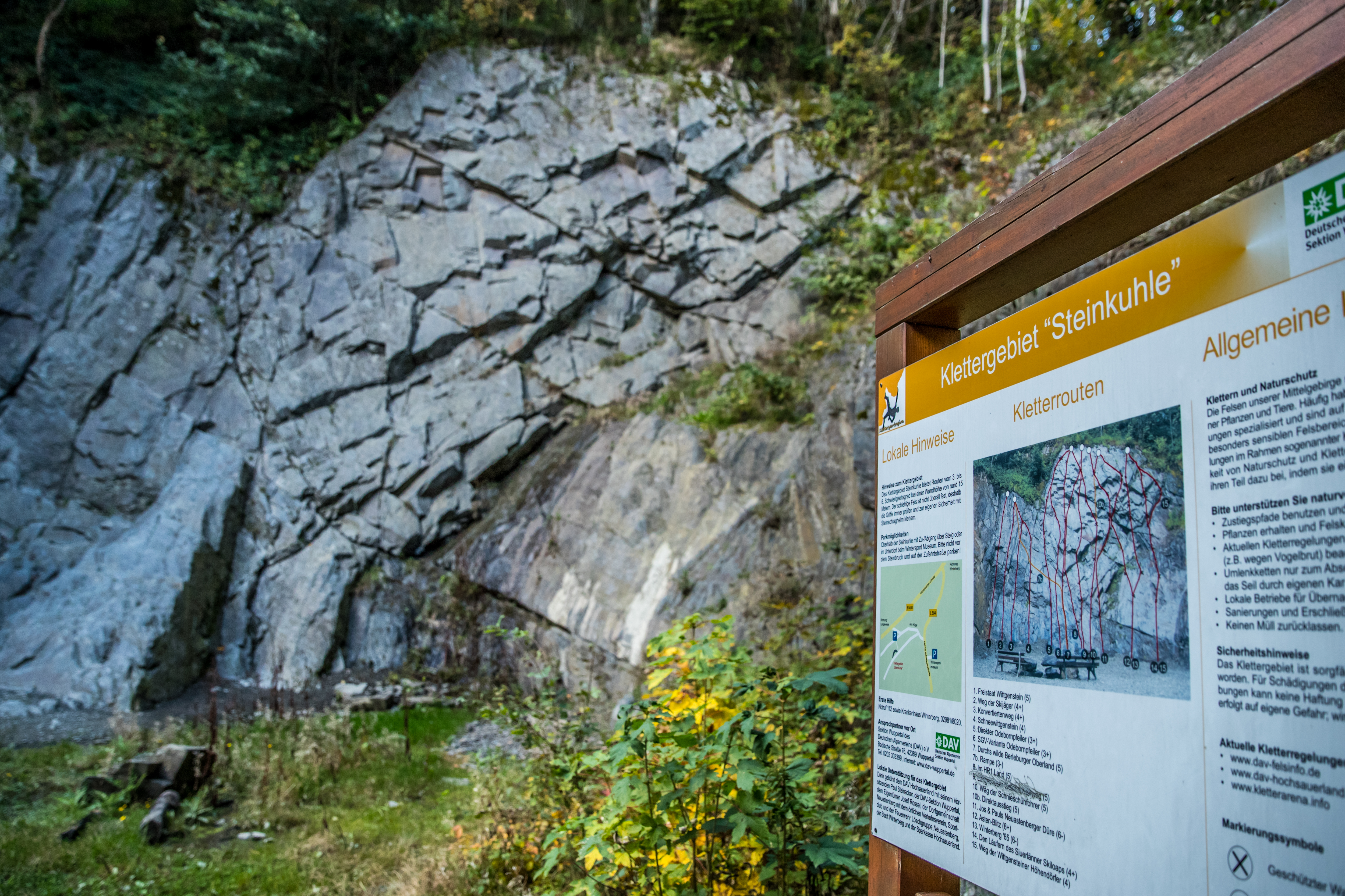 Übersichtstafel über die Klettermöglichkeiten eines Klettergebietes.