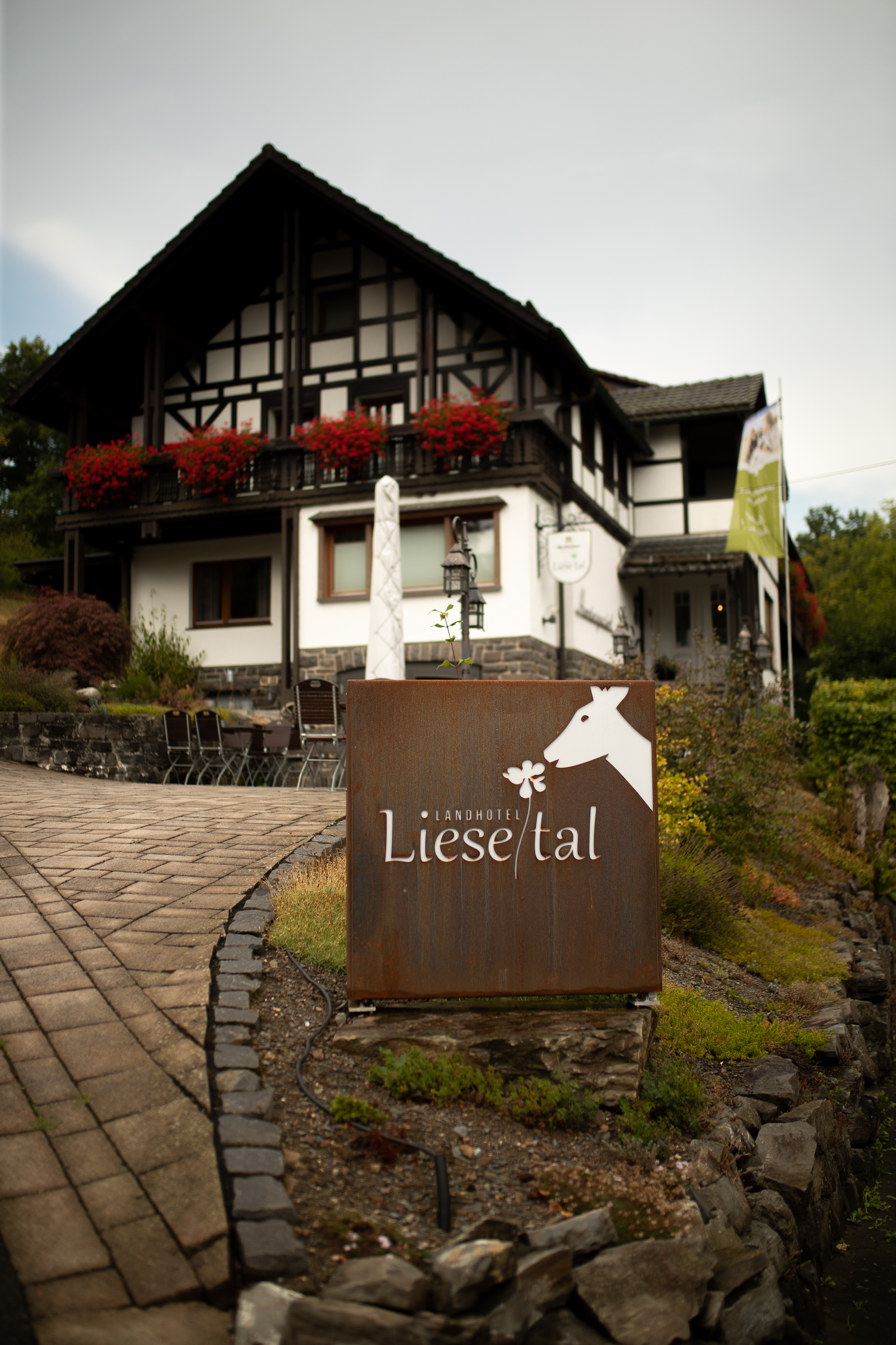 Außenansicht des Landhaus Liesetal mit einer gepflasterten Einfahrt.