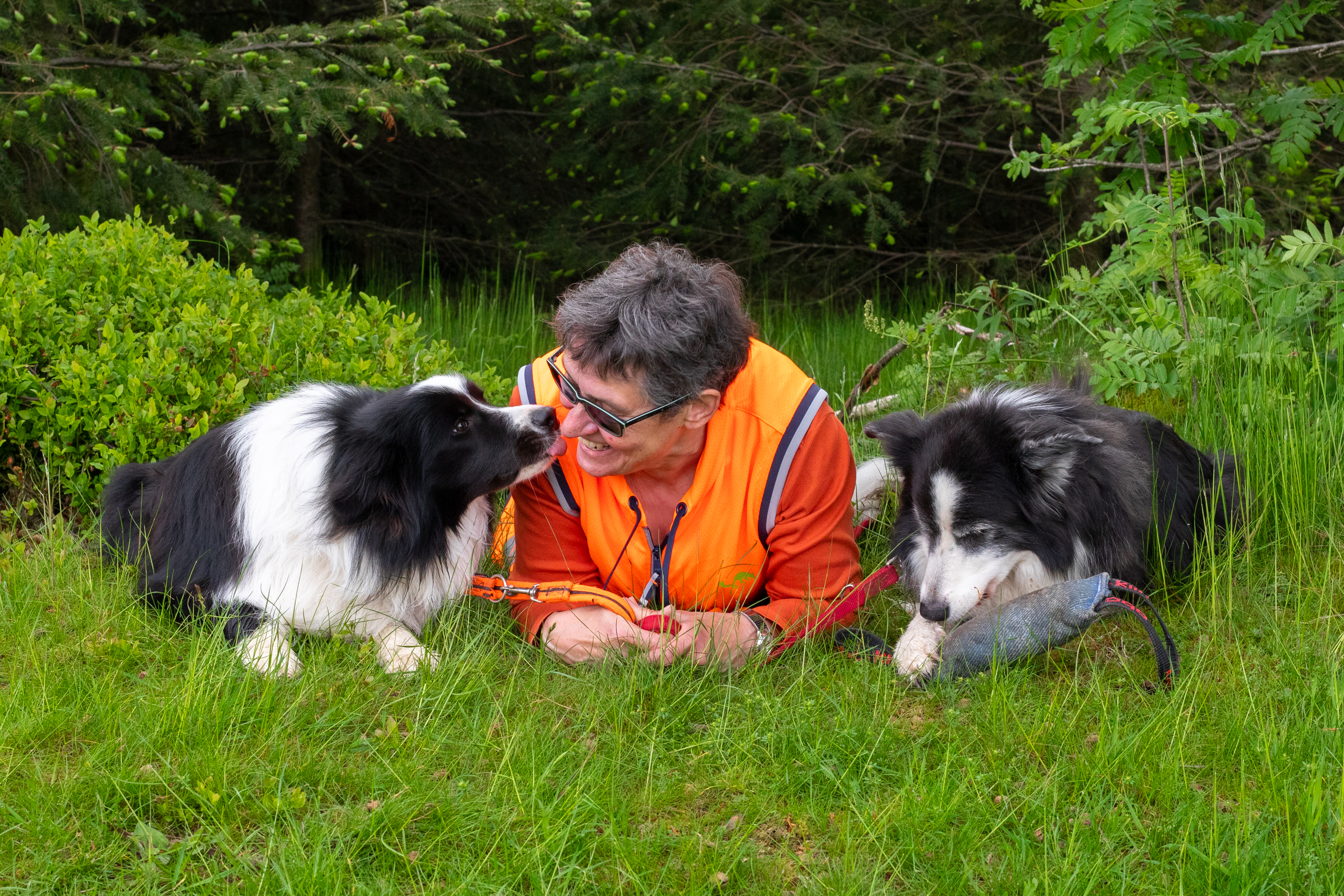 PaBreArtStudio_Startfoto Elke mit beiden Hunden.jpg