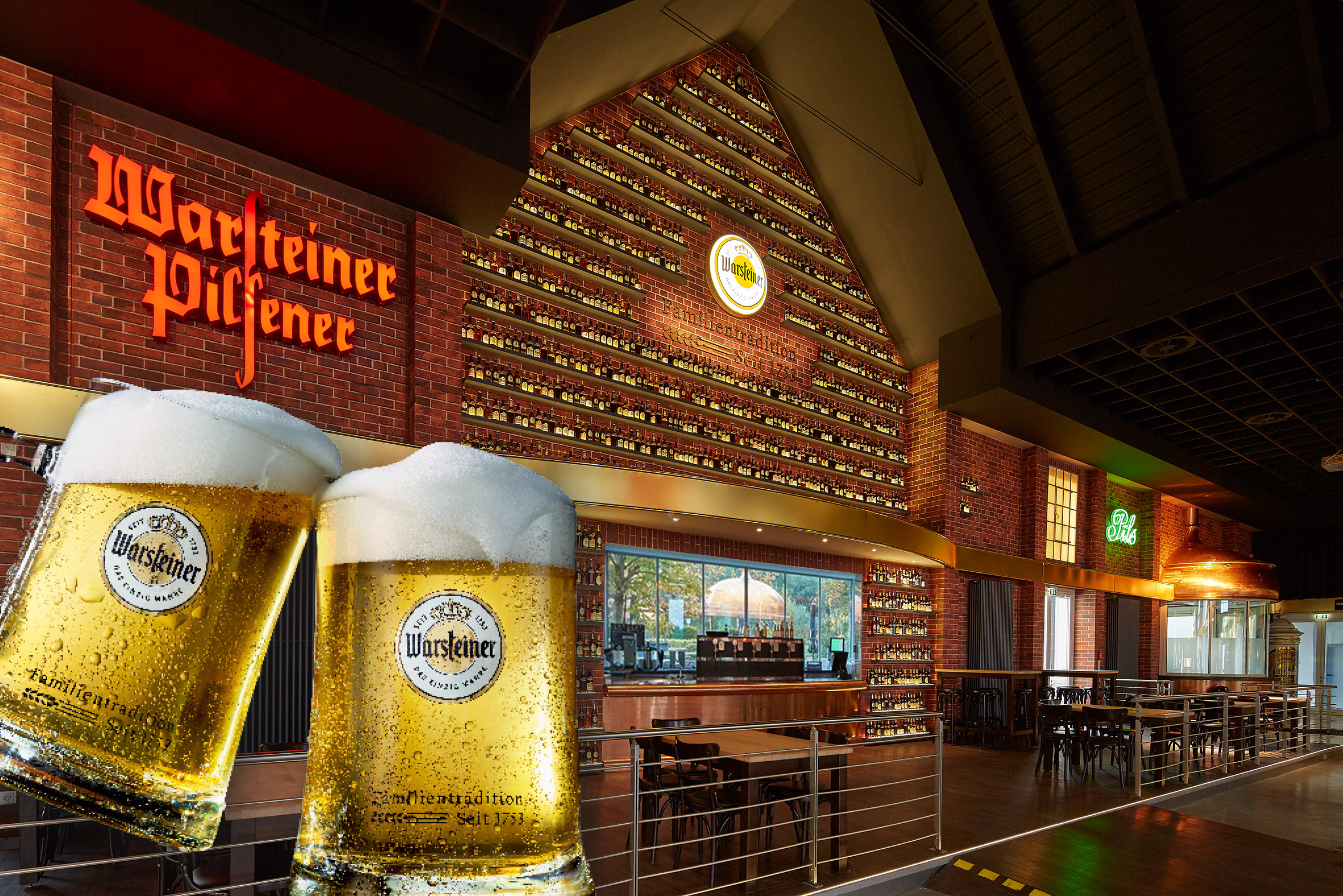 Außenansicht eines Gebäudes mit der Aufschrift Warsteiner Welt, davor zwei gefüllte Bierkrüge, die miteinander anstoßen.